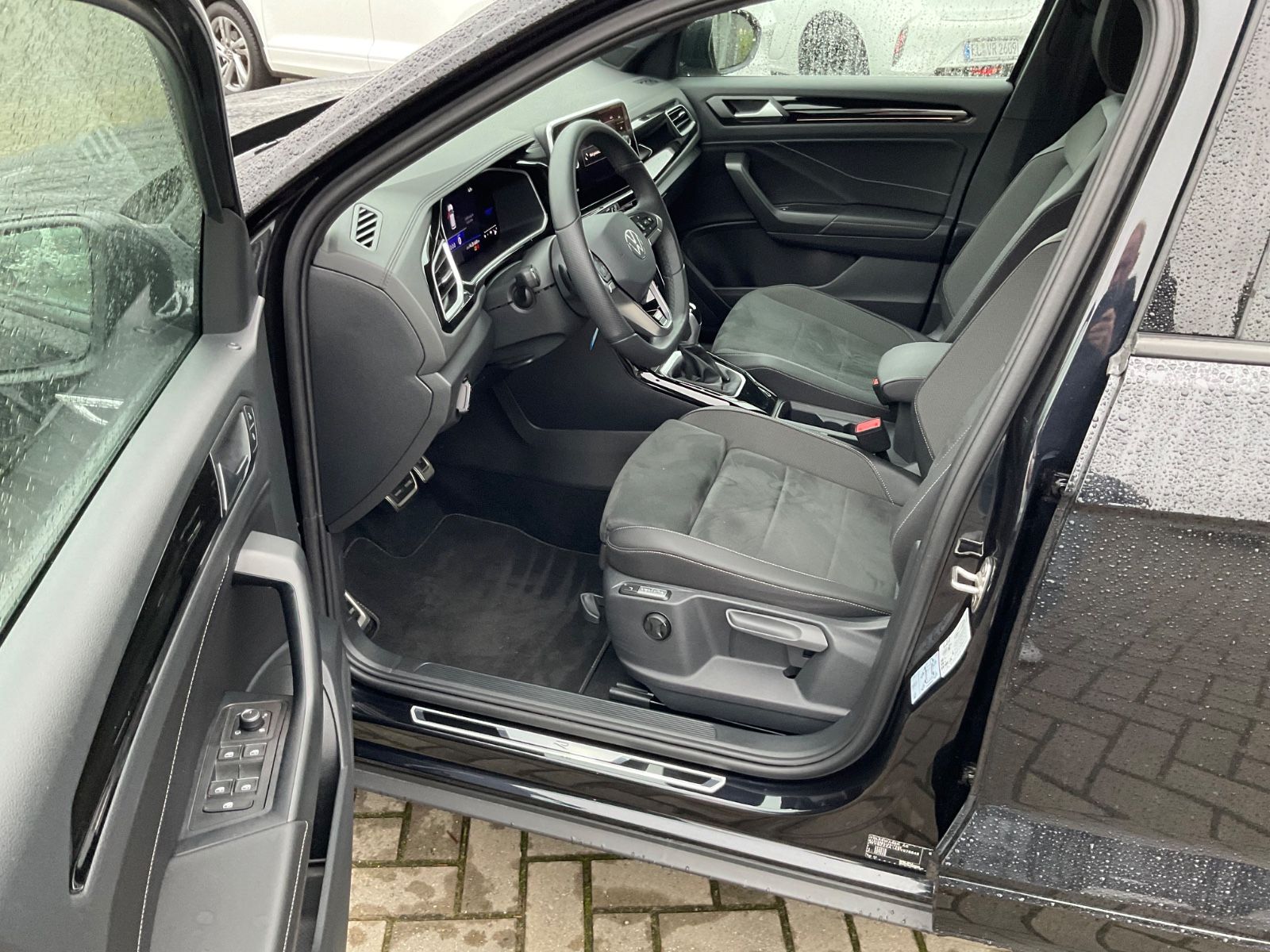 Fahrzeugabbildung Volkswagen T-Roc 1.5 TSI DSG R Line,AHK,ACC,Kamera,Navi