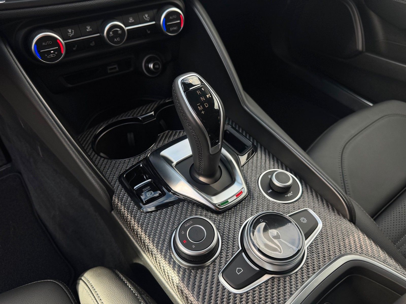 Fahrzeugabbildung Alfa Romeo Giulia 2.9 V6 Quadrifoglio Techpak. 19", Etna