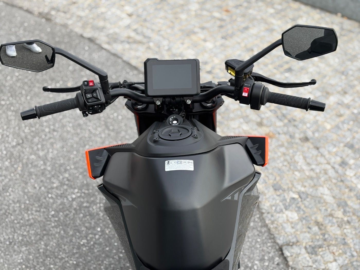 Fahrzeugabbildung KTM 990 Duke Modell 2024