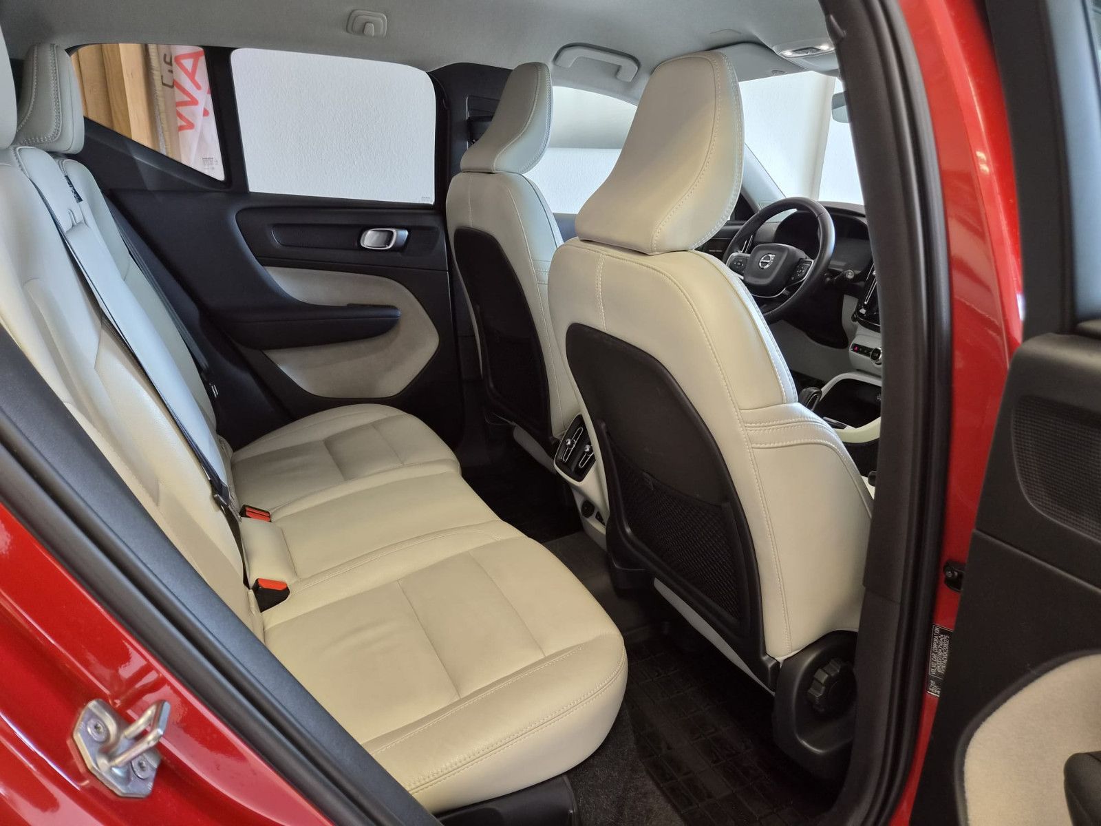 Fahrzeugabbildung Volvo XC 40Momentum AWD / H&K Sound / 1. Hand / S-HEFT