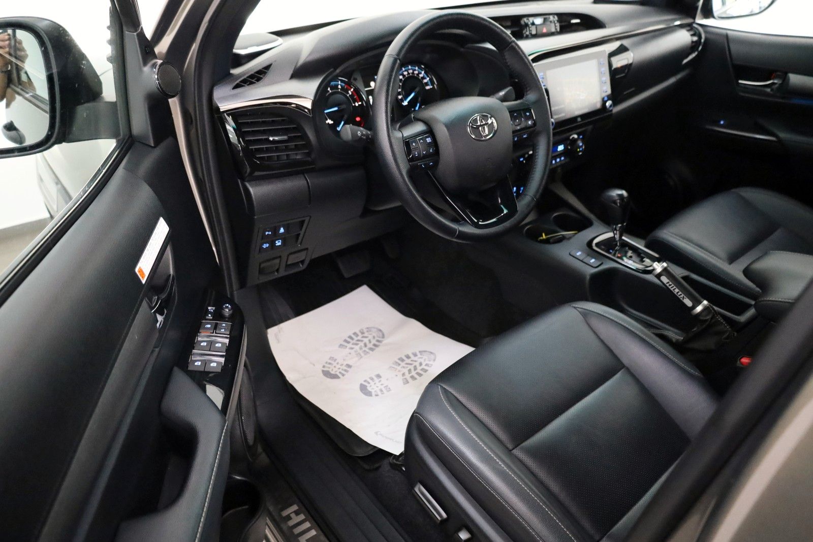 Fahrzeugabbildung Toyota Hilux 2.8 D-4D Invincible,ACC,Rollo,Rollbüg.,AHK