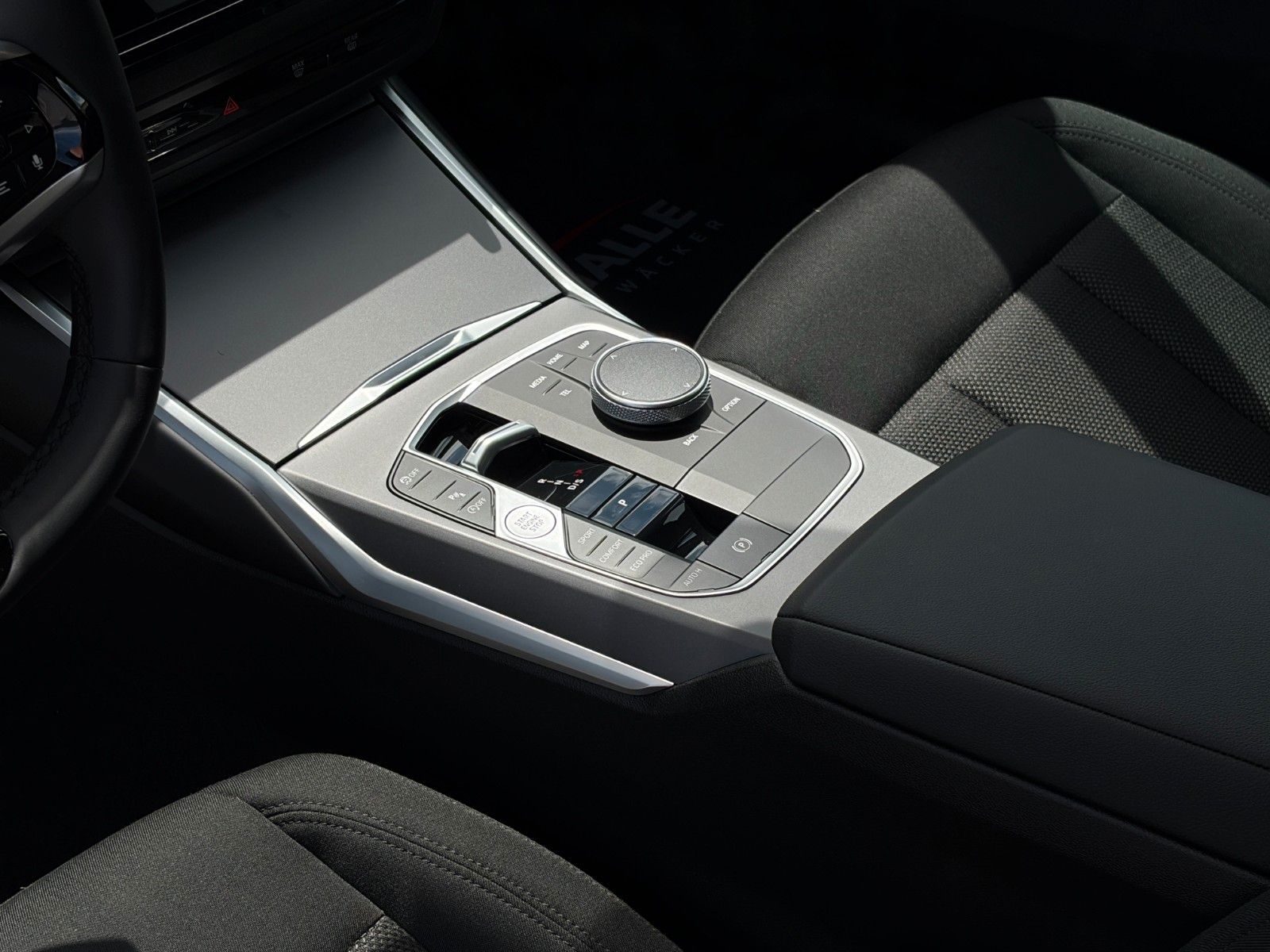 Fahrzeugabbildung BMW 318i Limo Cockpit+ Alarm Ambiente 3-ZKlima CAM