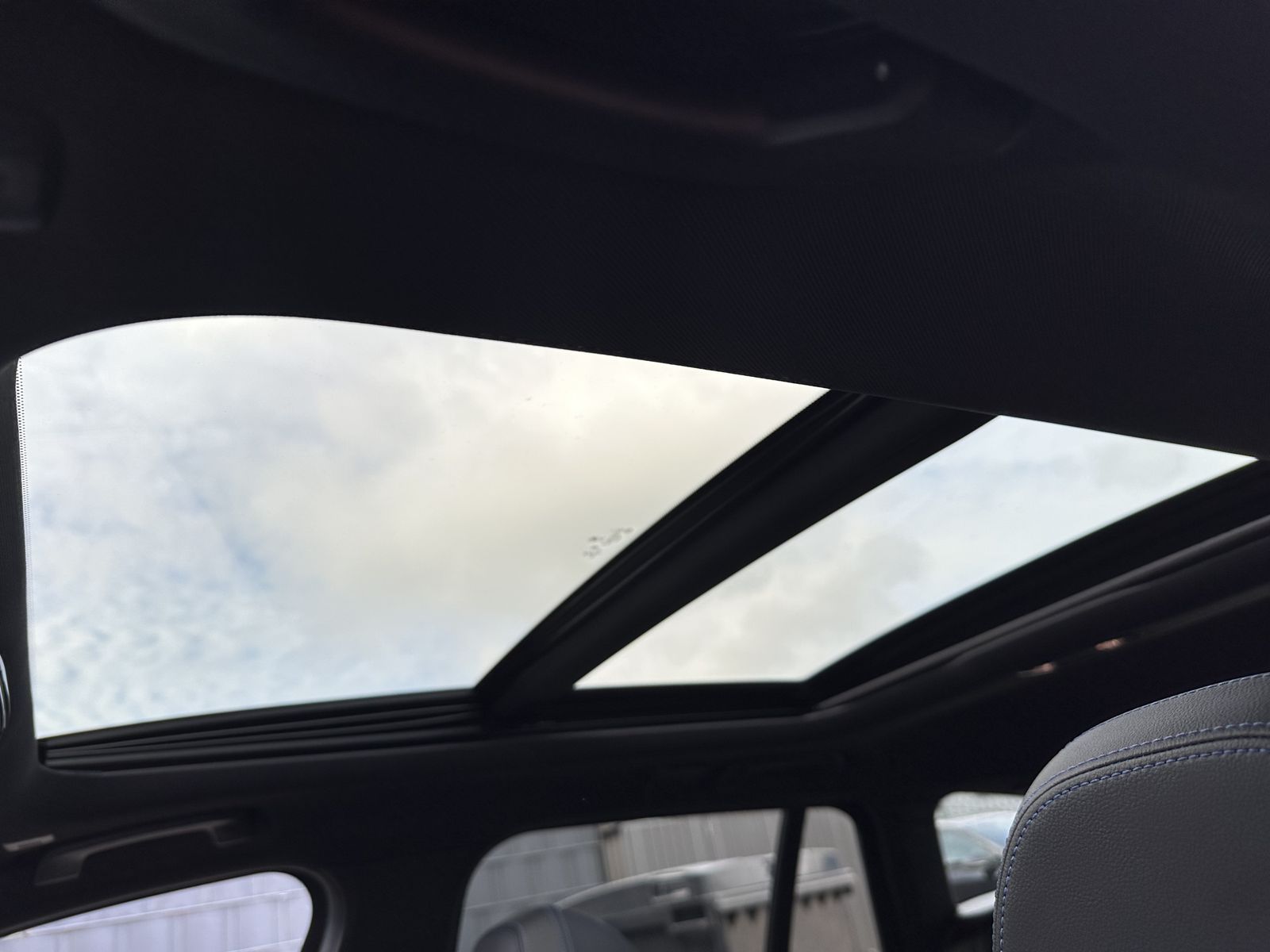 Fahrzeugabbildung BMW 330e Touring xDrive M-Sport NAV+LED+PANO+AHK+SHZ