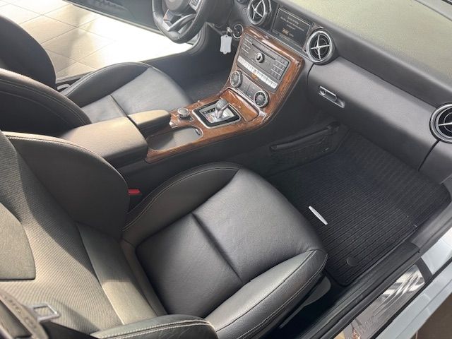 Fahrzeugabbildung Mercedes-Benz SLC 300 Roadster PANO NAVI ALU