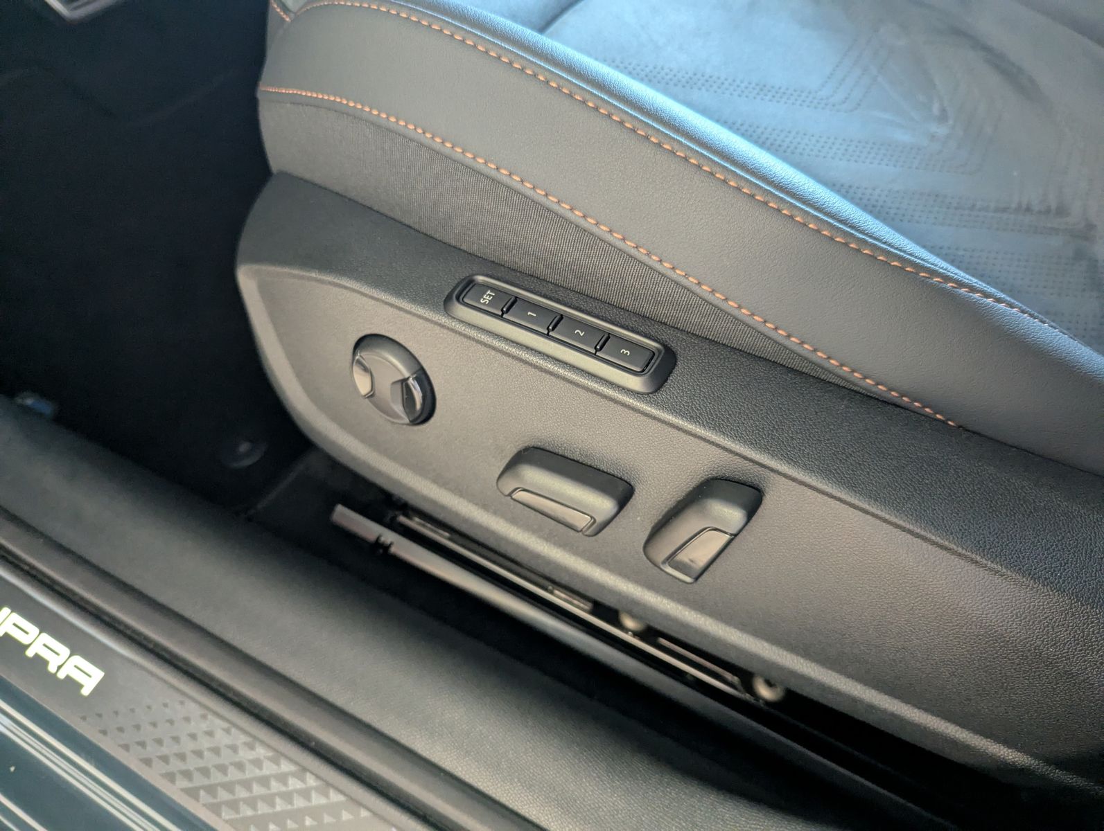 CUPRA Leon 1.5 eTSI Matrix Intelligent-Dynamic-Edge - Image 21