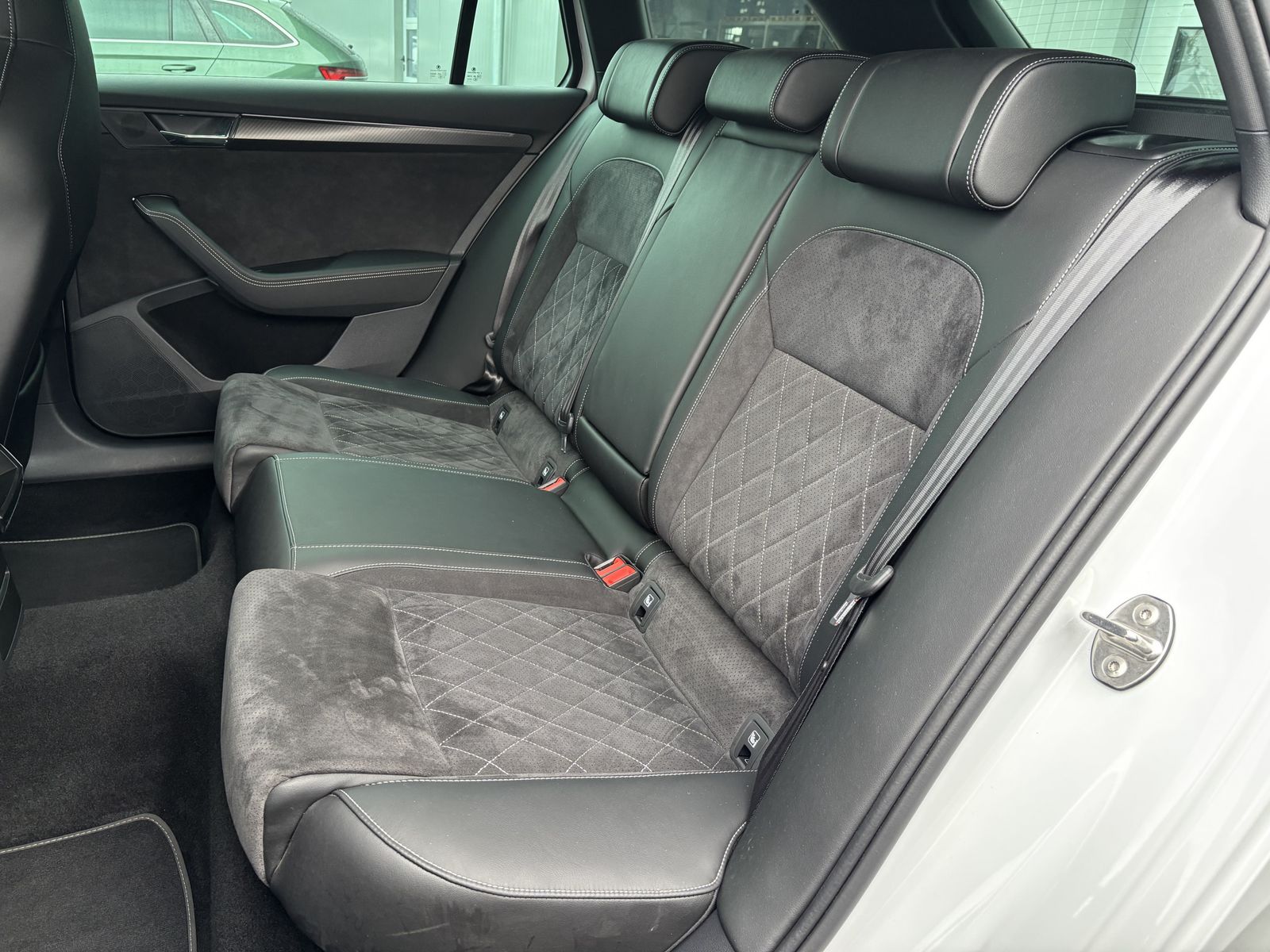 Fahrzeugabbildung SKODA Superb Combi 2.0 TDI DSG Sportline NAV+LED+VCOCK