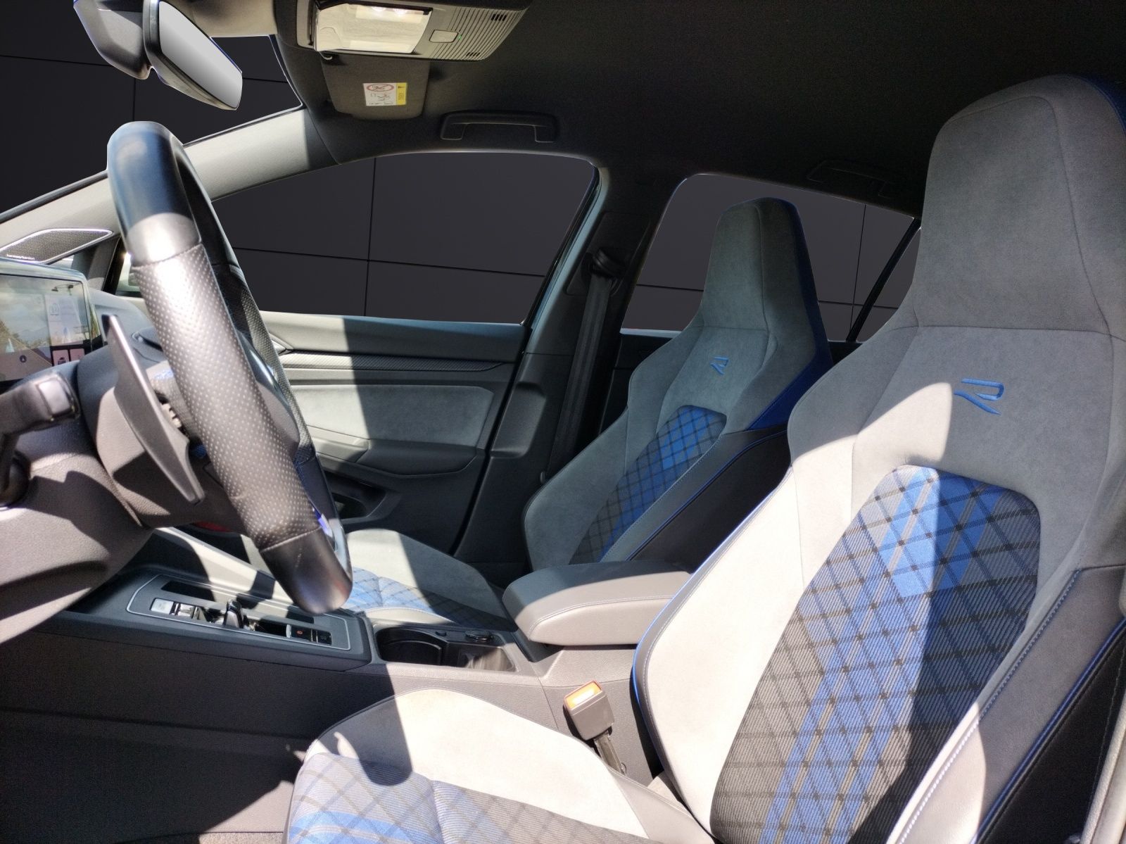 Fahrzeugabbildung Volkswagen Golf VIII R 4M  DSG Matrix Navi Harman AID ACC R