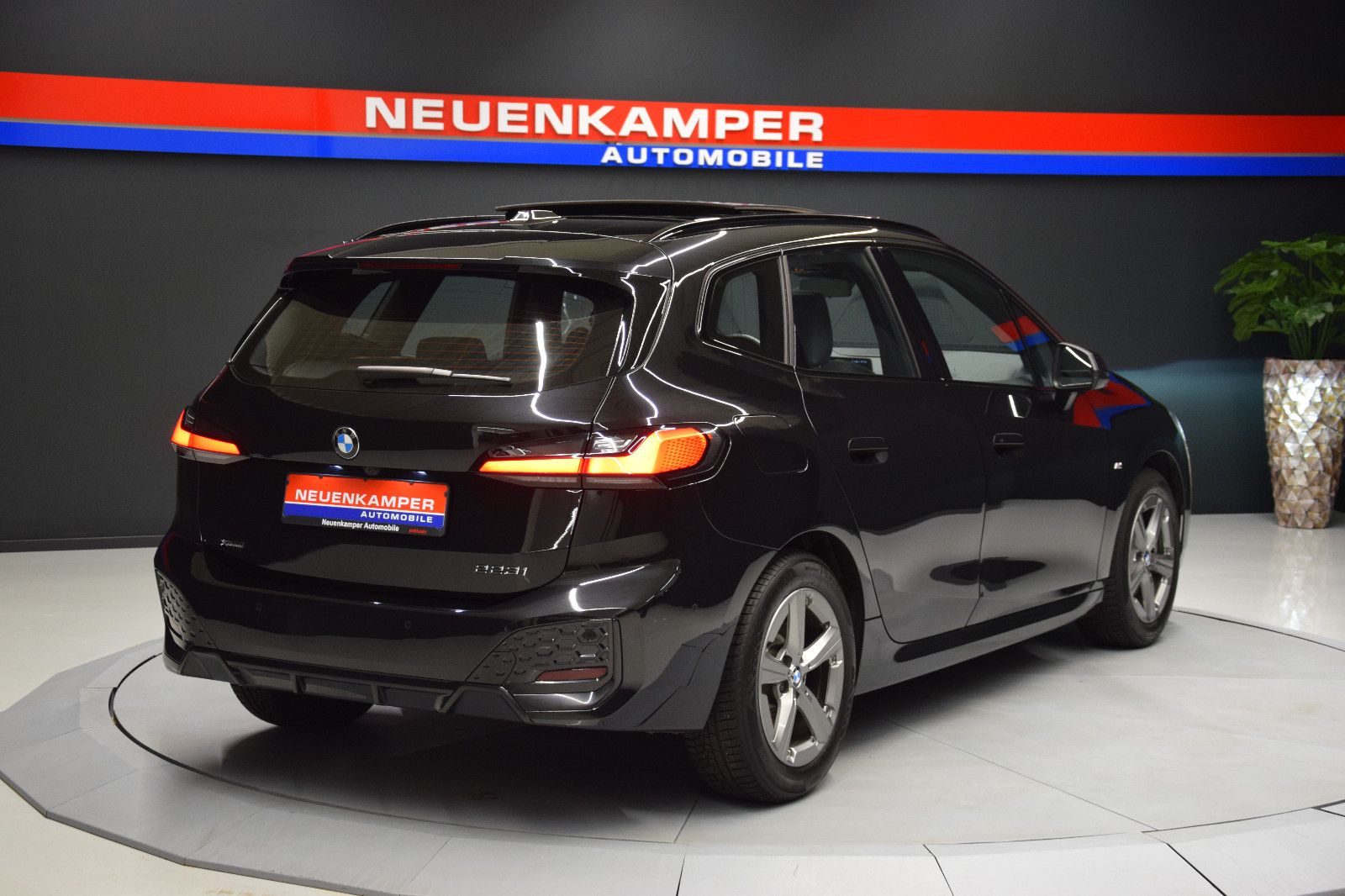 Fahrzeugabbildung BMW 223i Active Tourer xDrive M Sport HuD Pano h/k