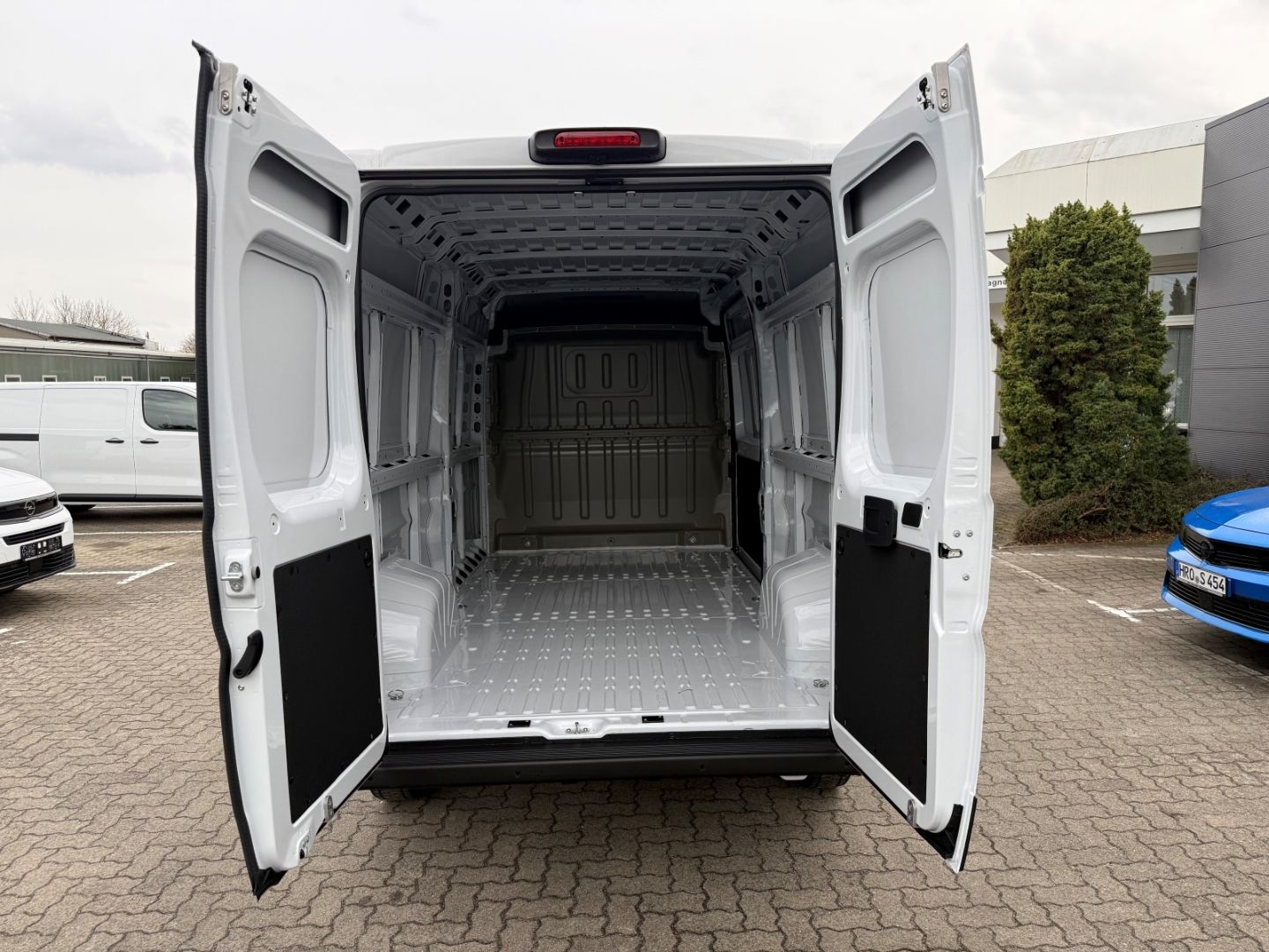Fahrzeugabbildung Opel Movano 2.2 Blue HDI 140 L3H2 mit Allwetter
