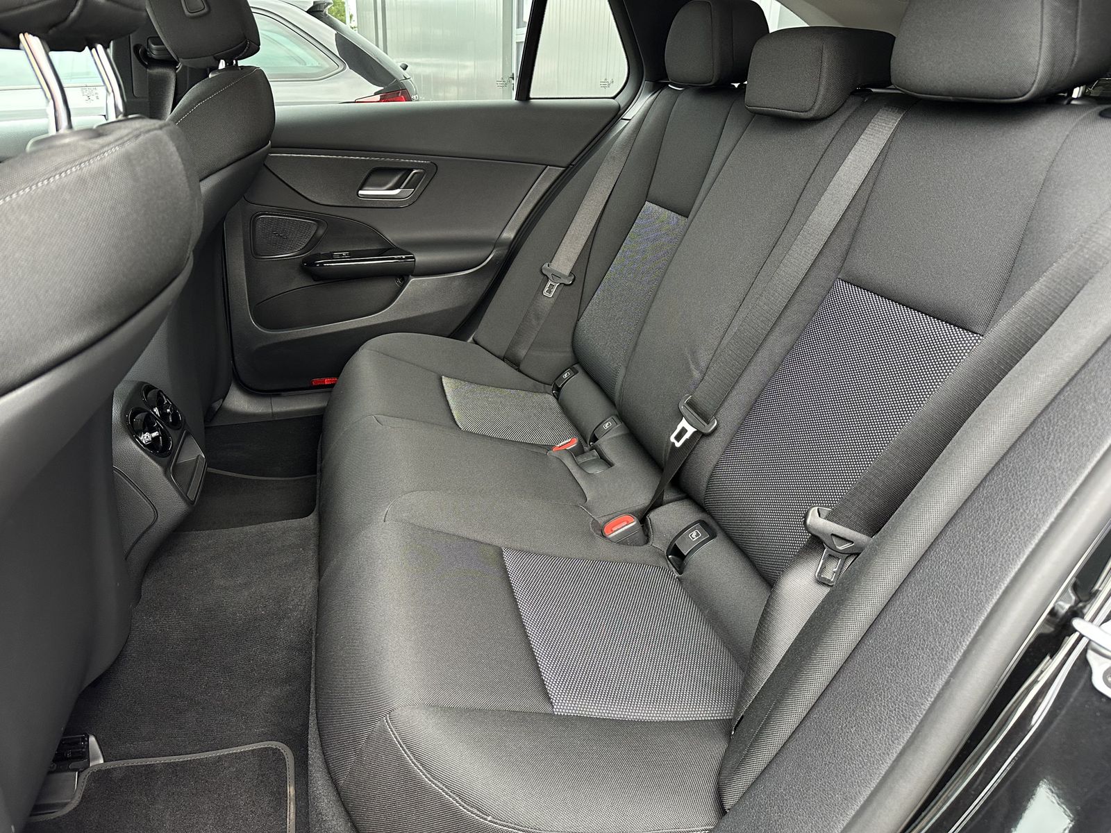 Fahrzeugabbildung Mercedes-Benz C 220d T Avantgarde NAV+LED+AHK+KAM+VCOCKPIT+1HD