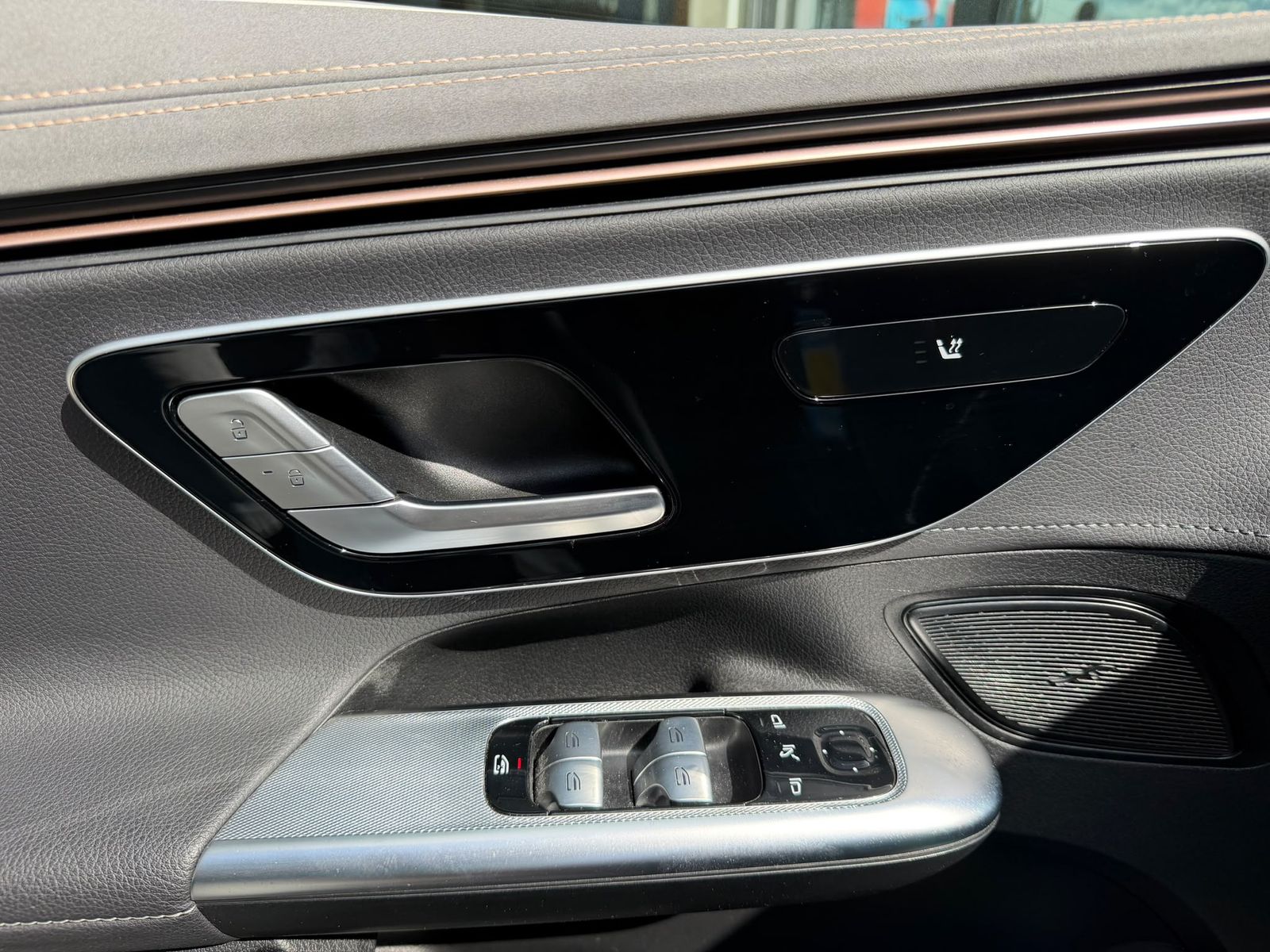 Fahrzeugabbildung Mercedes-Benz EQE 300 Advan WIDES+LEDER+LED+STNDHZ+NAVI+KAM+