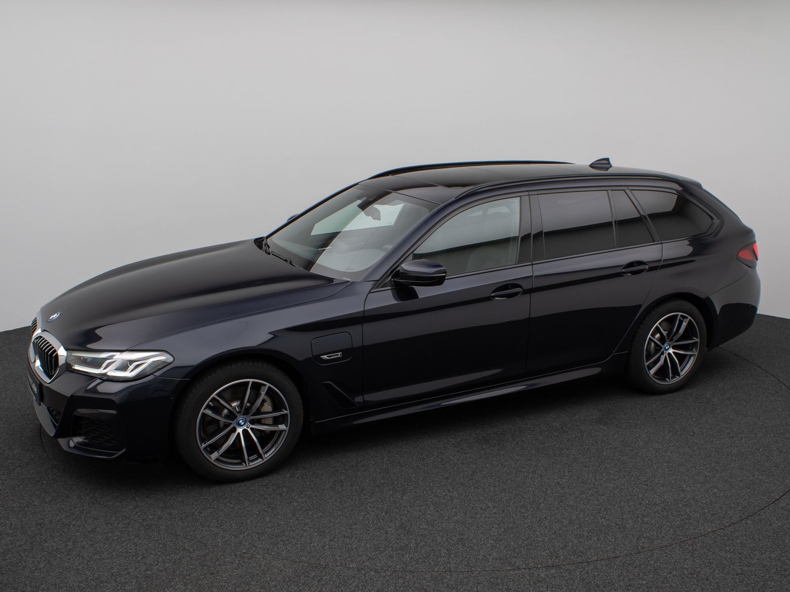 Fahrzeugabbildung BMW 530e M Sport Panorama Kamera DAB HiFi Alarm LED