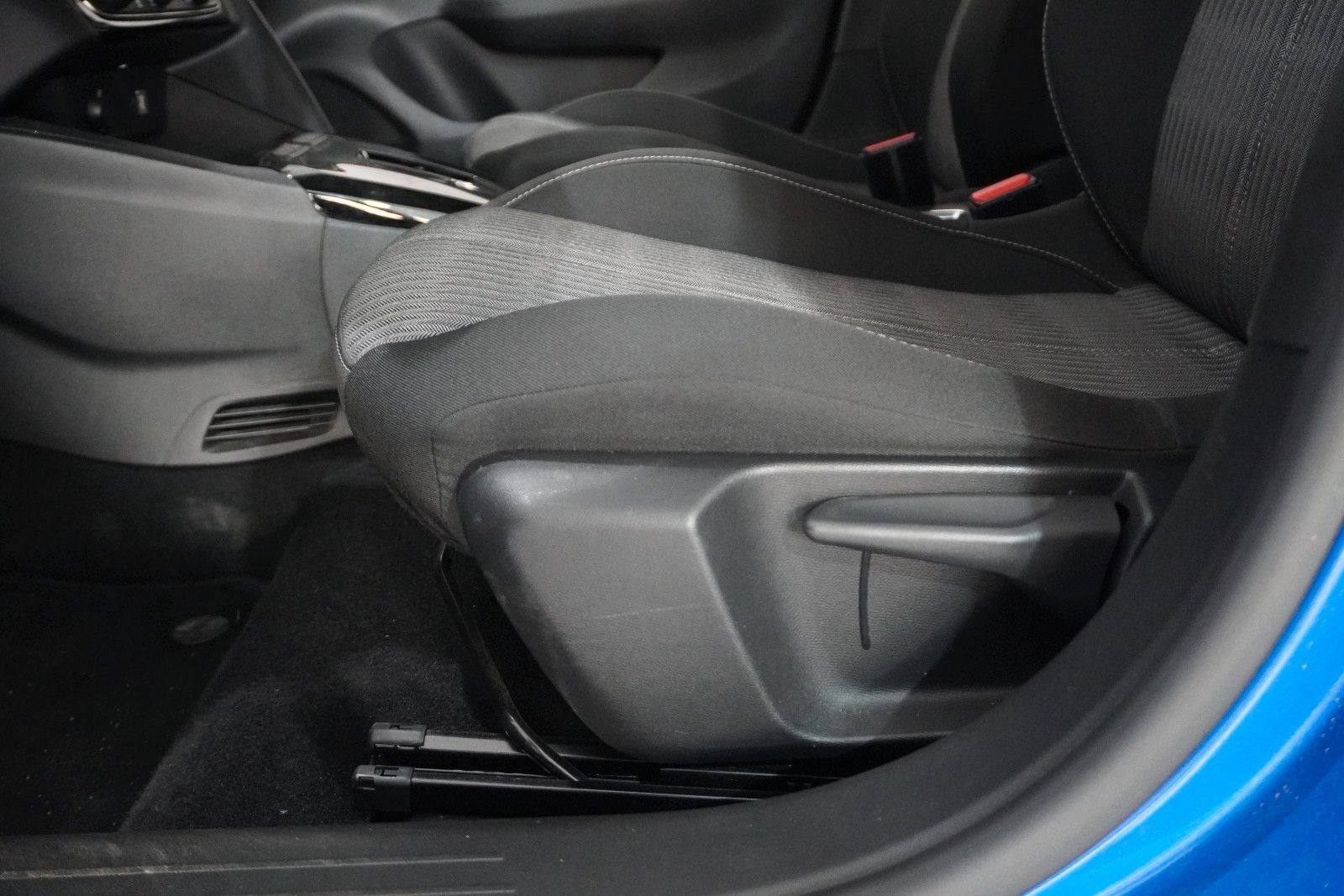 Fahrzeugabbildung Opel Corsa-e F EDITION 7KW NAVI/VIRT/TEMP/DAB/WÄRMEP.