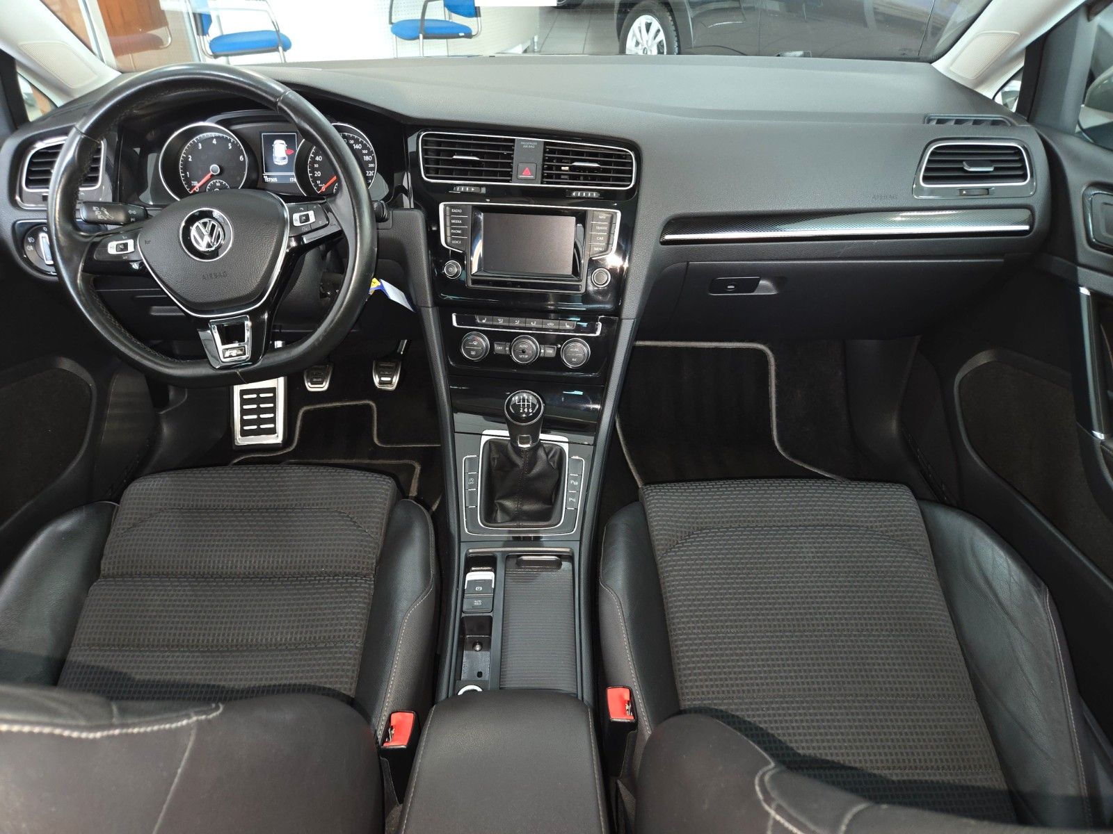 Fahrzeugabbildung Volkswagen Golf VII Lim. Highline BMT *PANORAMADACH*