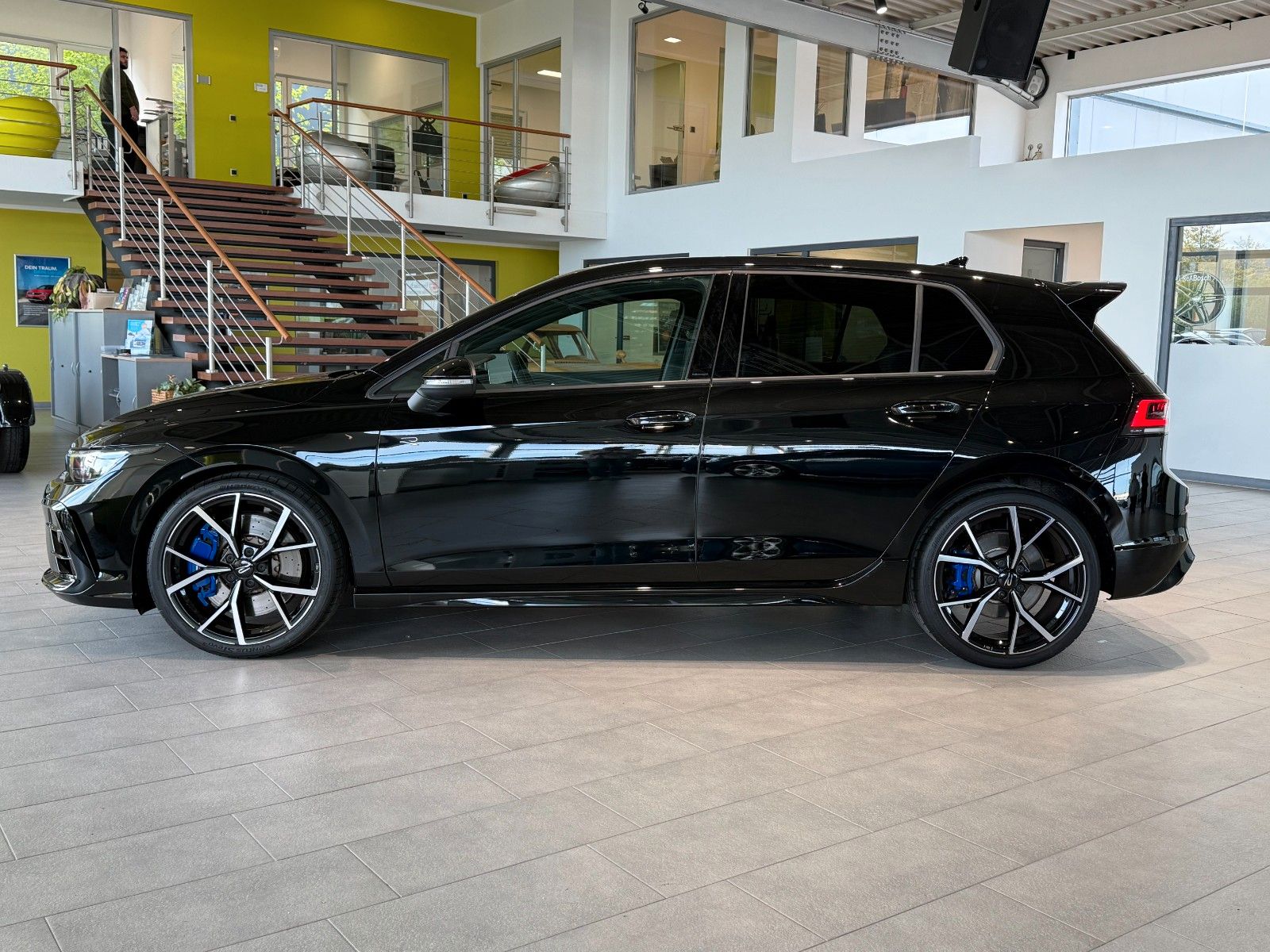 Volkswagen Golf VIII Lim. 2.0 TSI R Akrapovic Ambiente foto 3