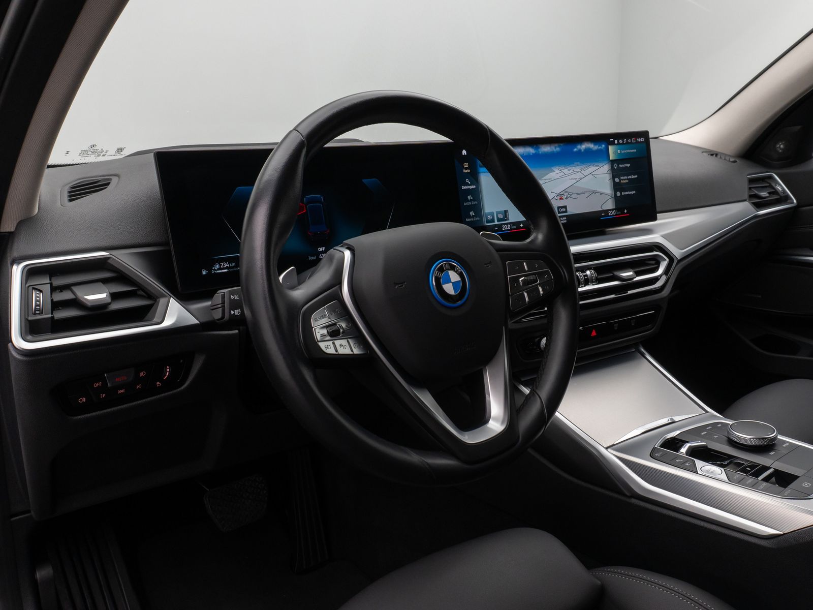 Fahrzeugabbildung BMW 320e Kamera HUD DAB H/K AHK Stop&Go Sport LED