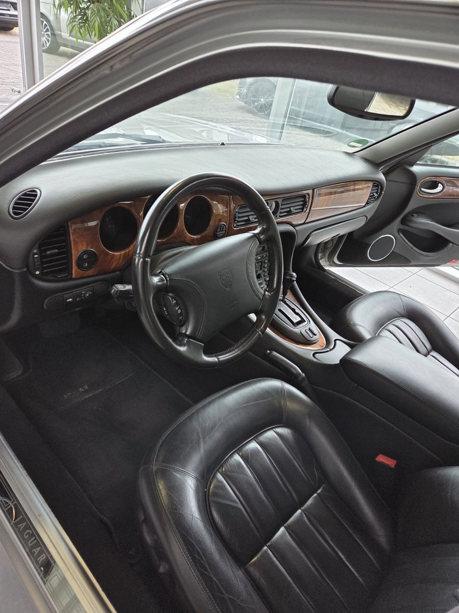 Fahrzeugabbildung Jaguar XJ8 3.2 Executive