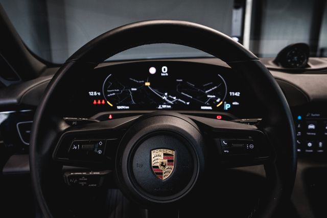 Fahrzeugabbildung Porsche Taycan Cross Turismo 4 / Wärmepumpe, SH, 4+1