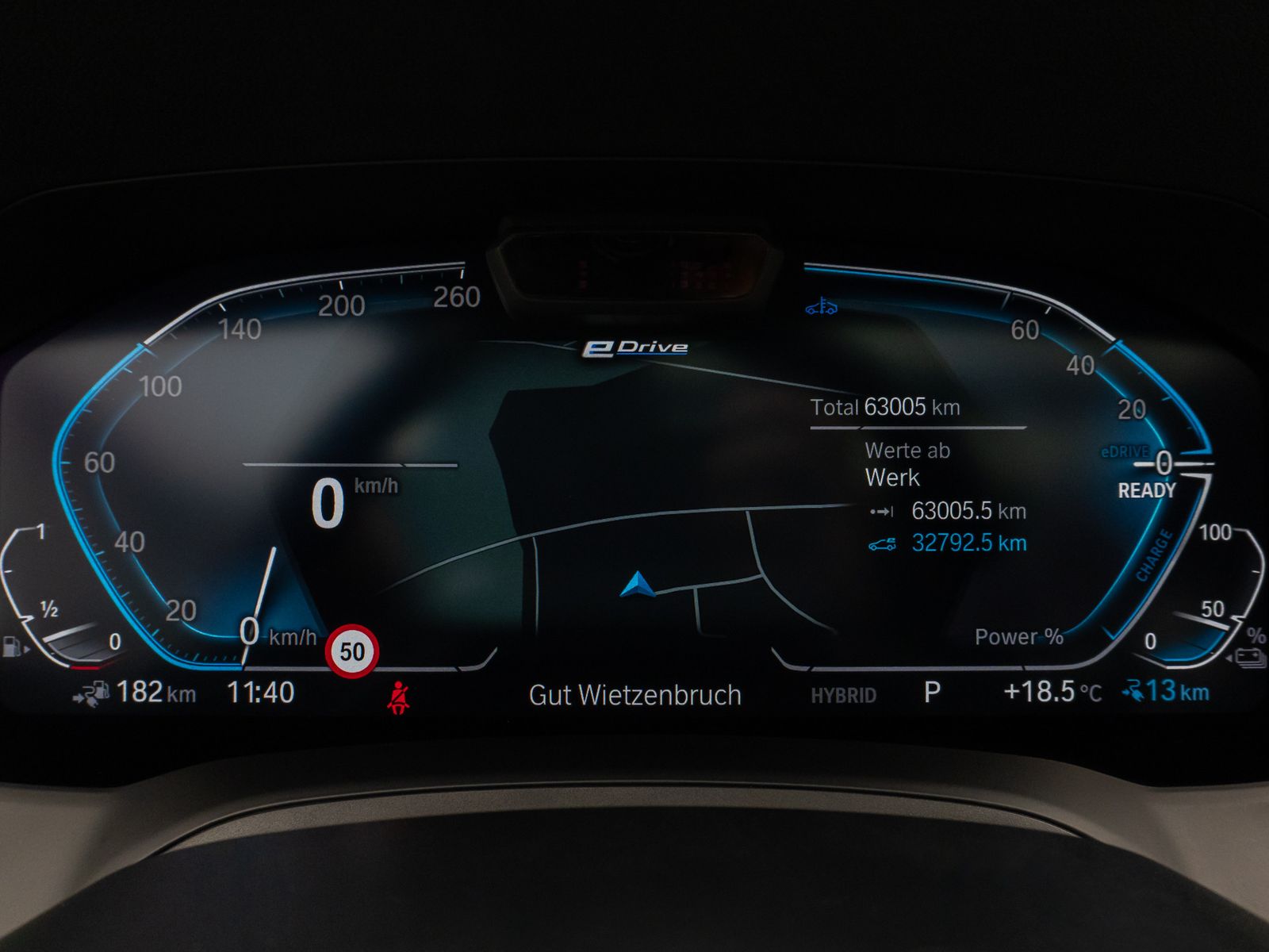 Fahrzeugabbildung BMW 330e Panorama 360° Laser HUD DAB HiFi AHK ACC
