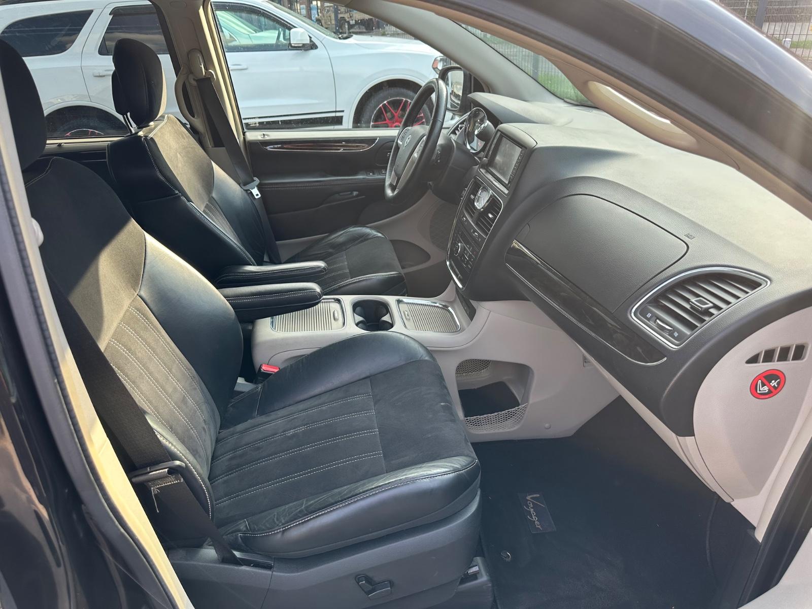 LANCIA VOYAGER 3.6 V6 283ch - PLATINUM - 7 PLACES - SIÈGES CHAUFFANTS - PORTES COULISSANTES ÉLECTRIQUES - CAMÉRA 360°