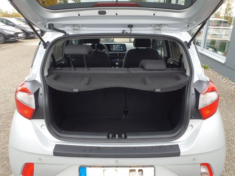 Fahrzeugabbildung Hyundai i10 1.0 EDITION30+ 1HD 2J-GARANTIE 16ALU+NAV+PDC