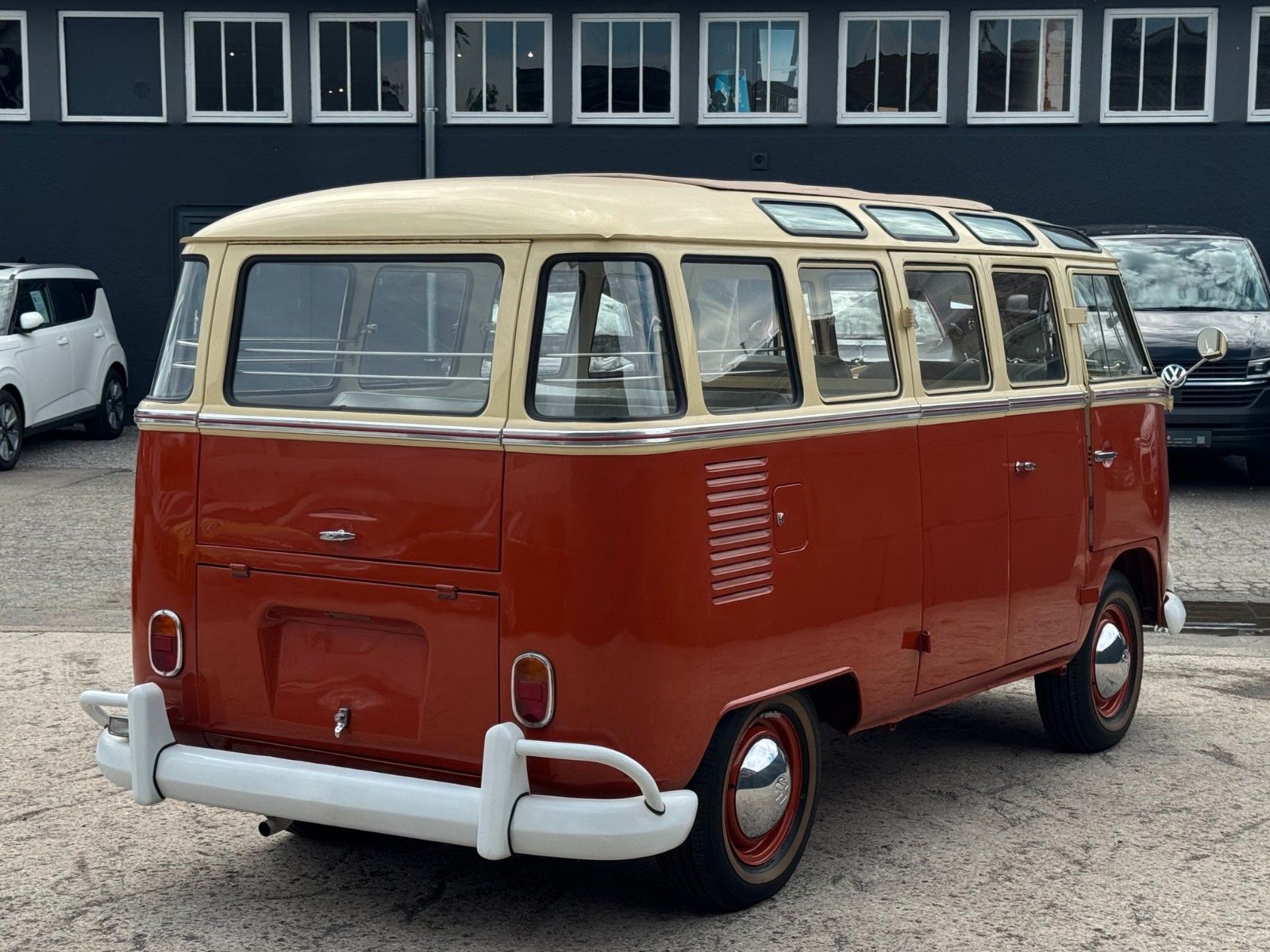 Fahrzeugabbildung Volkswagen T1 Samba 9-Sitzer Faltdach mit Panoramafenstern