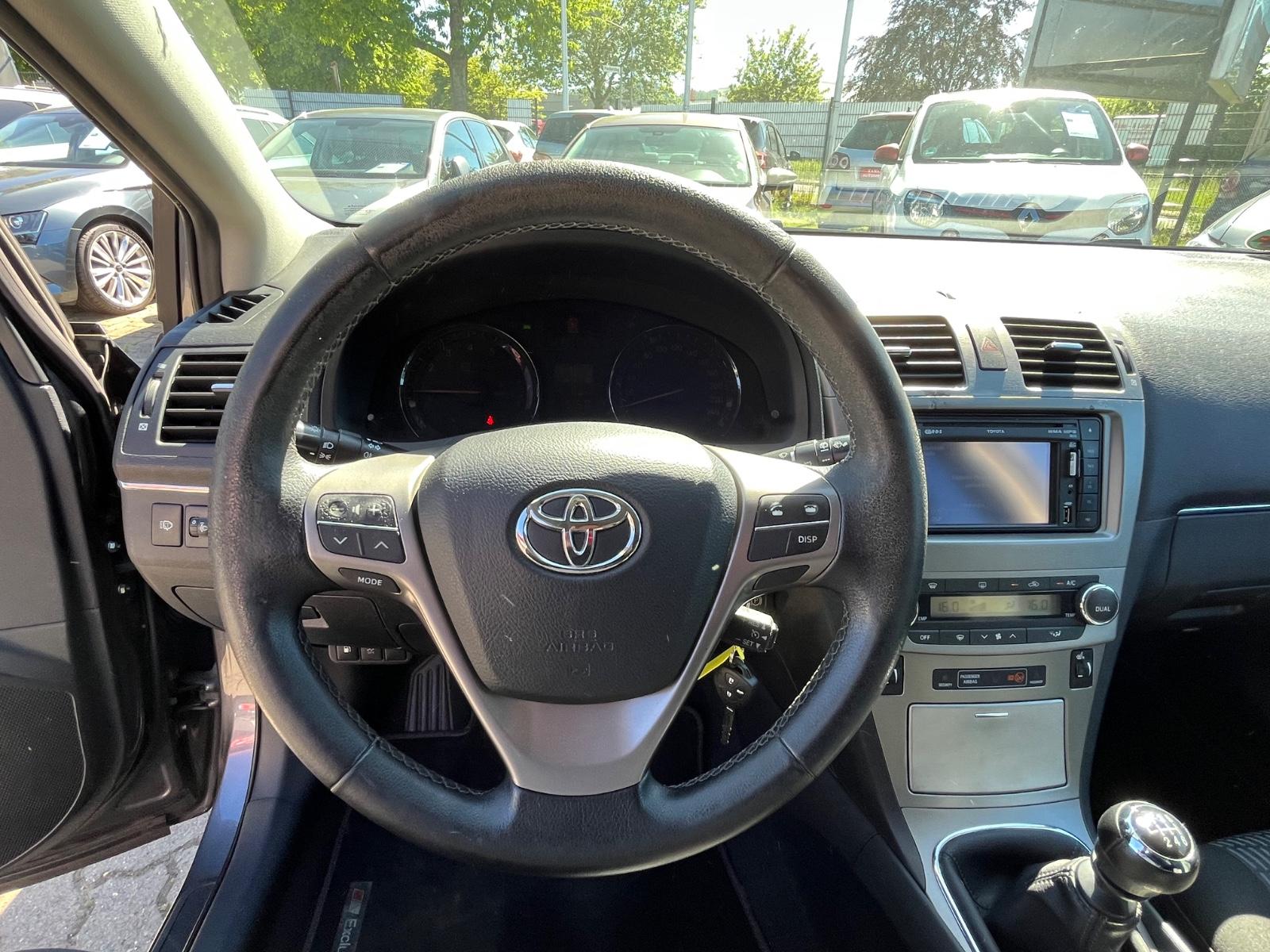 Toyota Avensis 2011 — photo 10