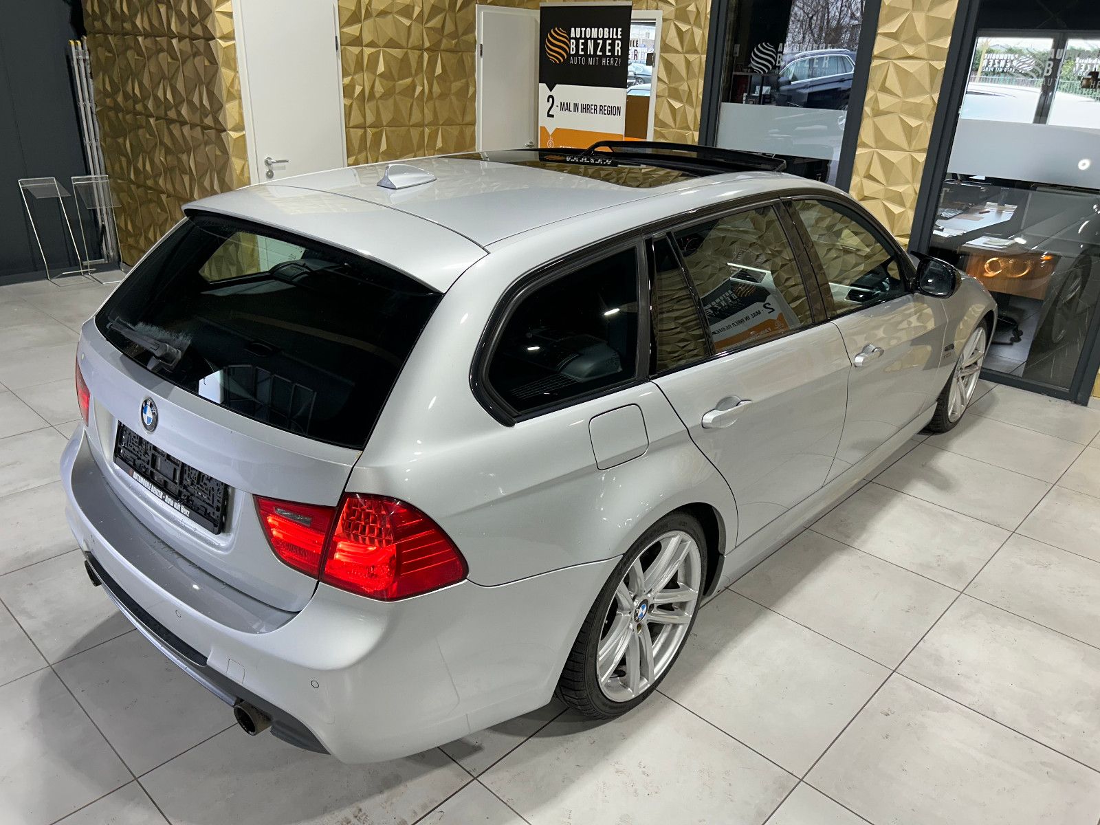 Fahrzeugabbildung BMW 335i xDrive/PANO/ALCANTARA/NAVI/PDC/TEMPOMAT