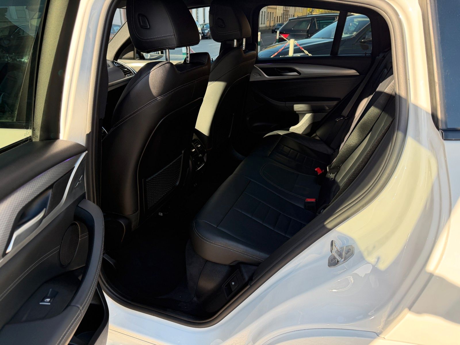 Fahrzeugabbildung BMW X4 xDrive 30 d M SPORT AHK NAVI LEDER 20 ZL. HUD