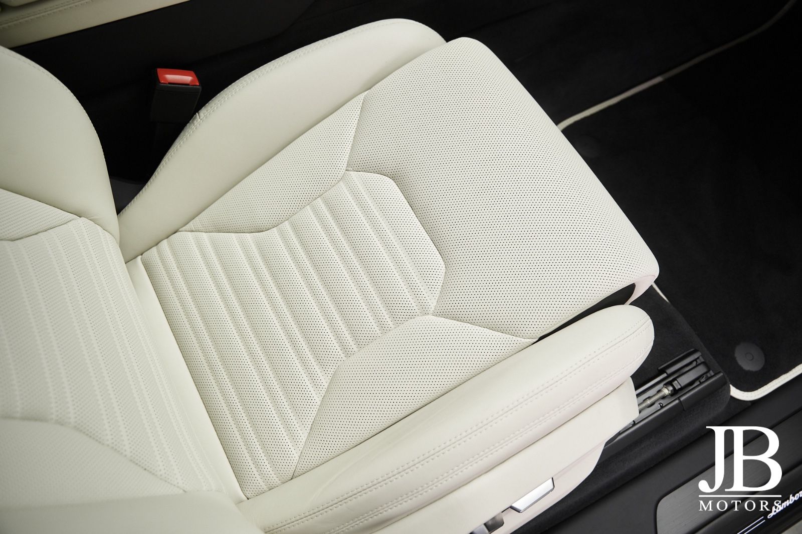 Fahrzeugabbildung Lamborghini Urus SE Panorama 3D B&O Carbon 23 Zoll