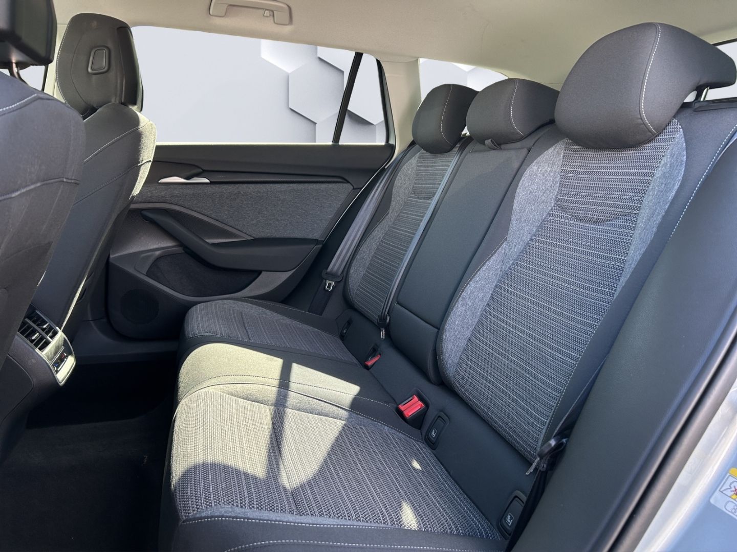 Superb Combi 2.0 TDI DSG 110kW LED AHZV Sitzheiz