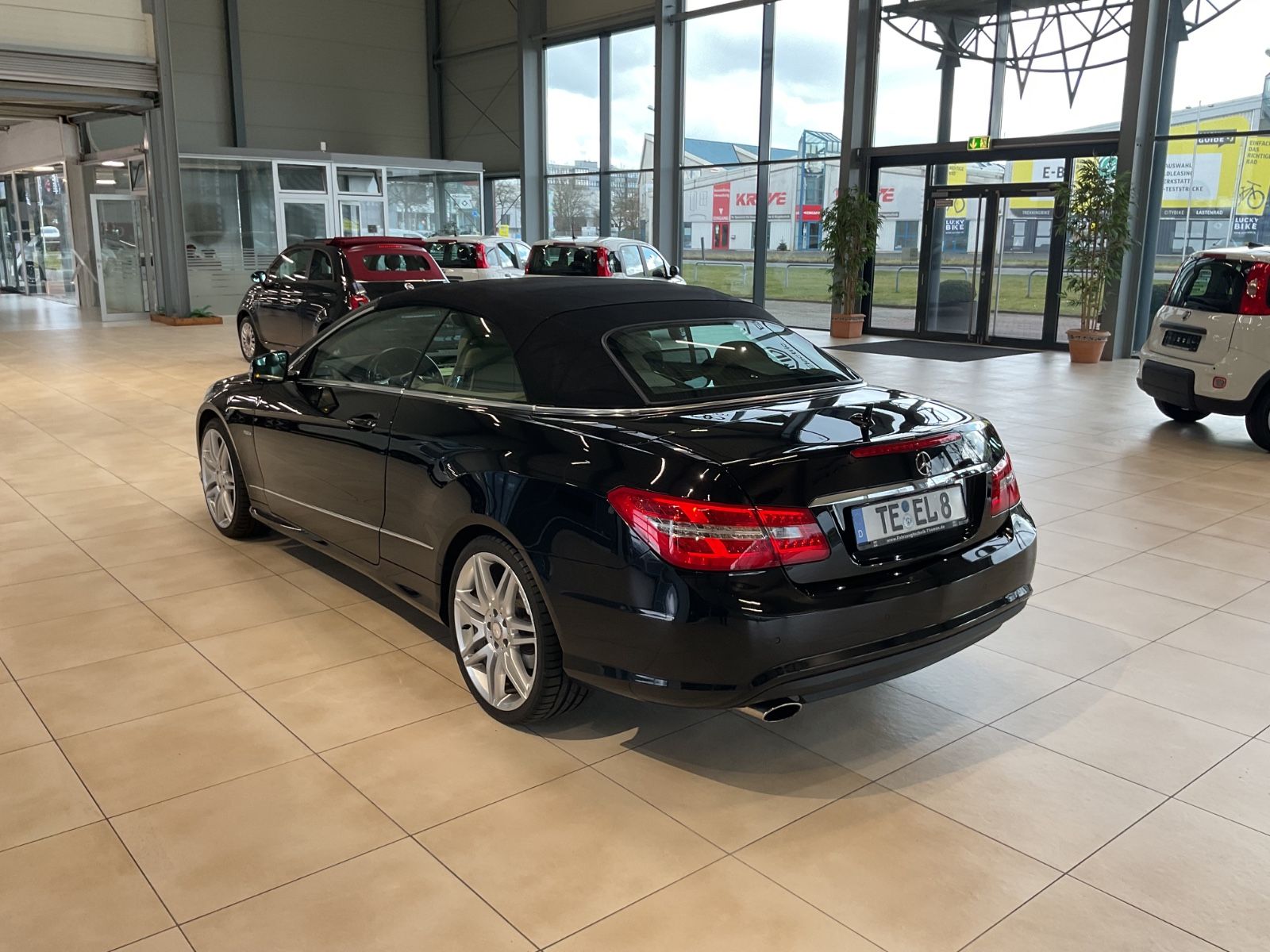 Fahrzeugabbildung Mercedes-Benz E 250 CGI AMG-Paket, H-K Sound, Memory, 8-Fach