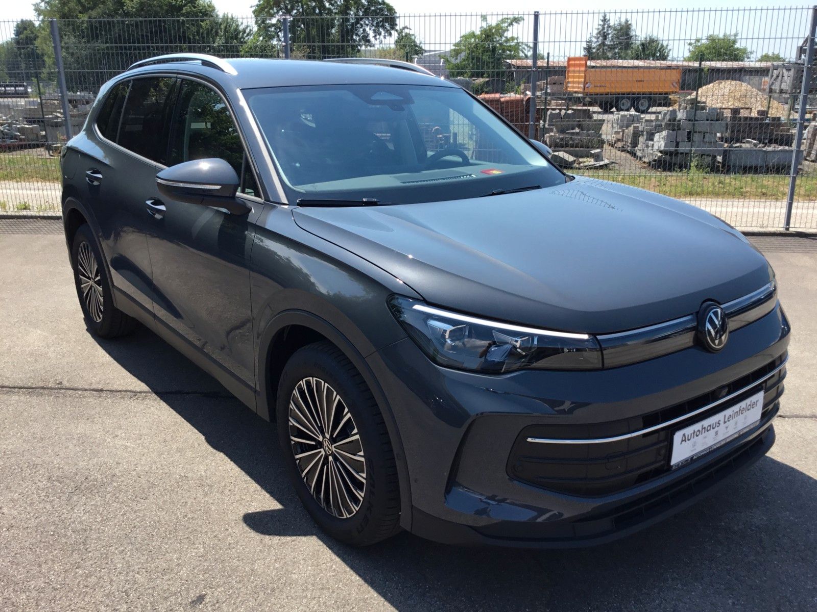 Fahrzeugabbildung Volkswagen Tiguan 1.5 eTSI DSG Life+AHK+360°+18"+LED+AppCon
