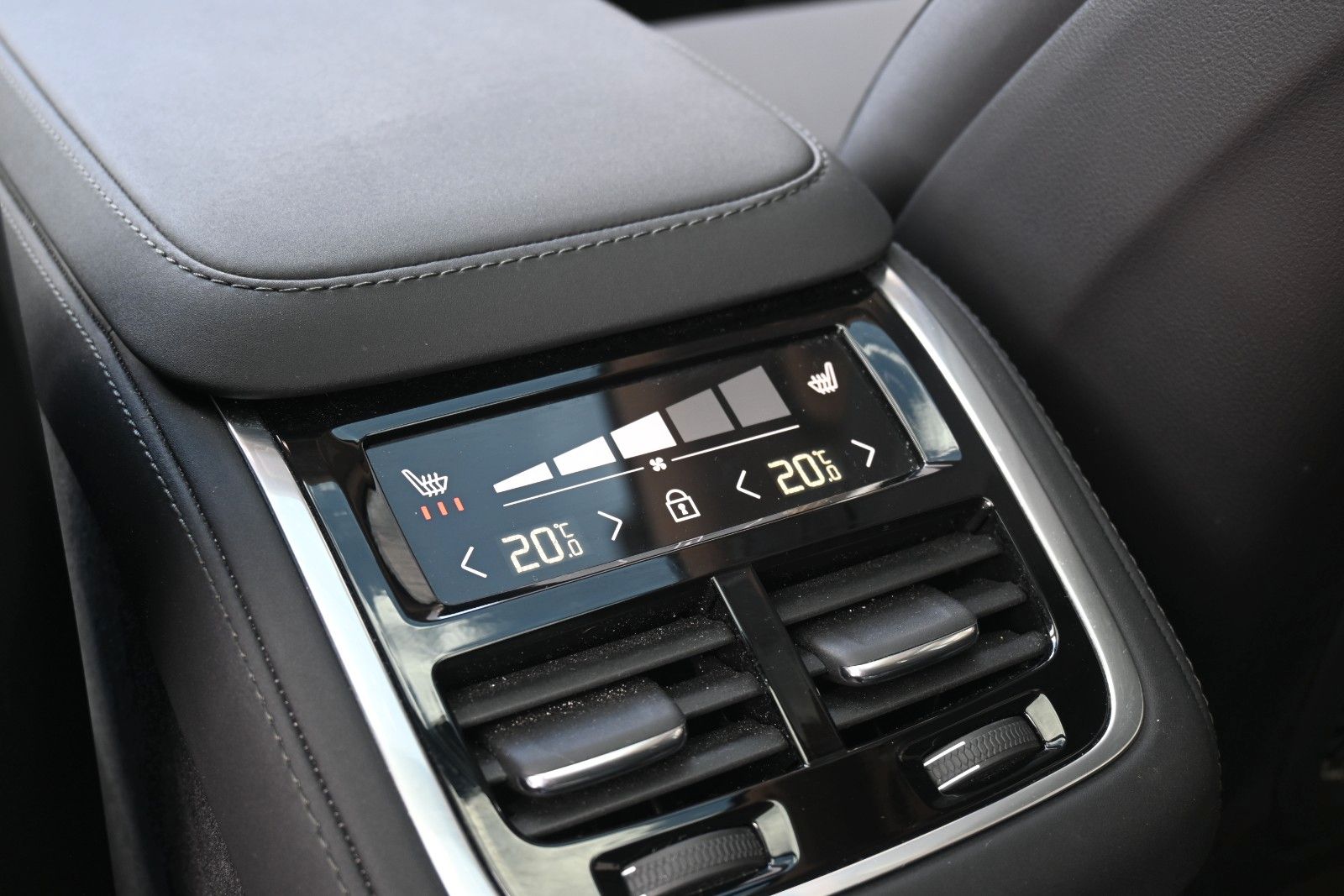Fahrzeugabbildung Volvo XC90 T8 AWD Plus Dark*PANO*360°*HuD*H&K*ACC