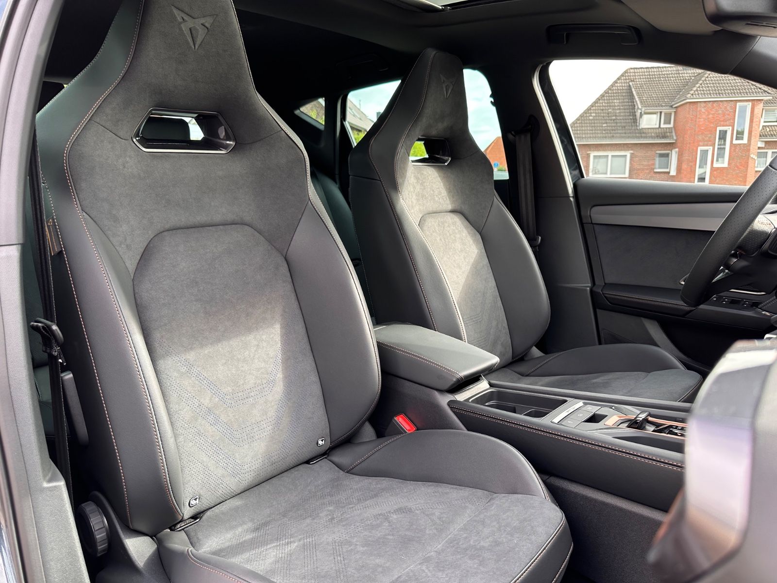 Fahrzeugabbildung CUPRA Leon VZ 2.0 TSI Pano/ACC/APP/LED/RFK/PDC/SHZG