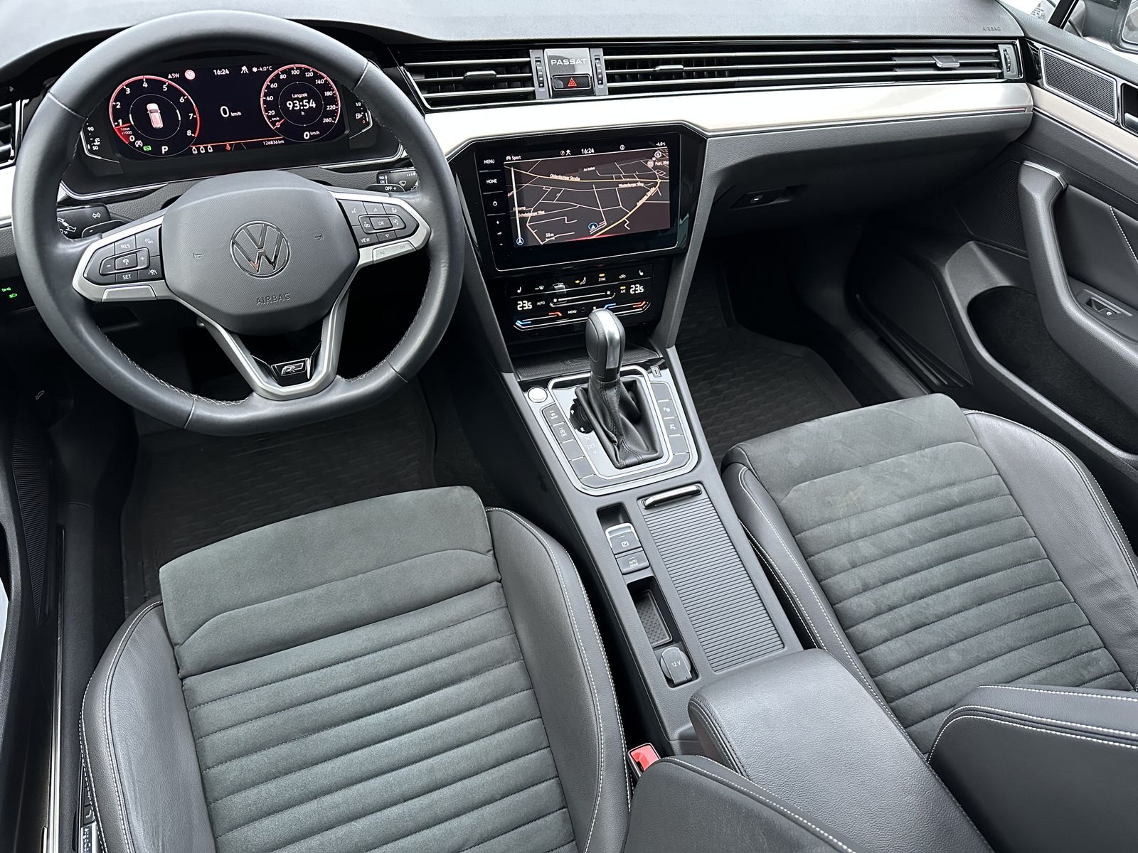 Fahrzeugabbildung Volkswagen Passat Variant 2.0 TSI DSG R-Line NAV+LED+AHK+VC