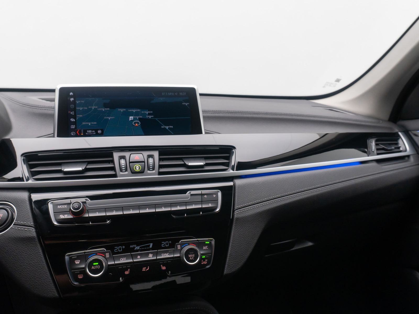 Fahrzeugabbildung BMW X1 sD18i Sport Line Kamera DAB LED Teilleder 18"