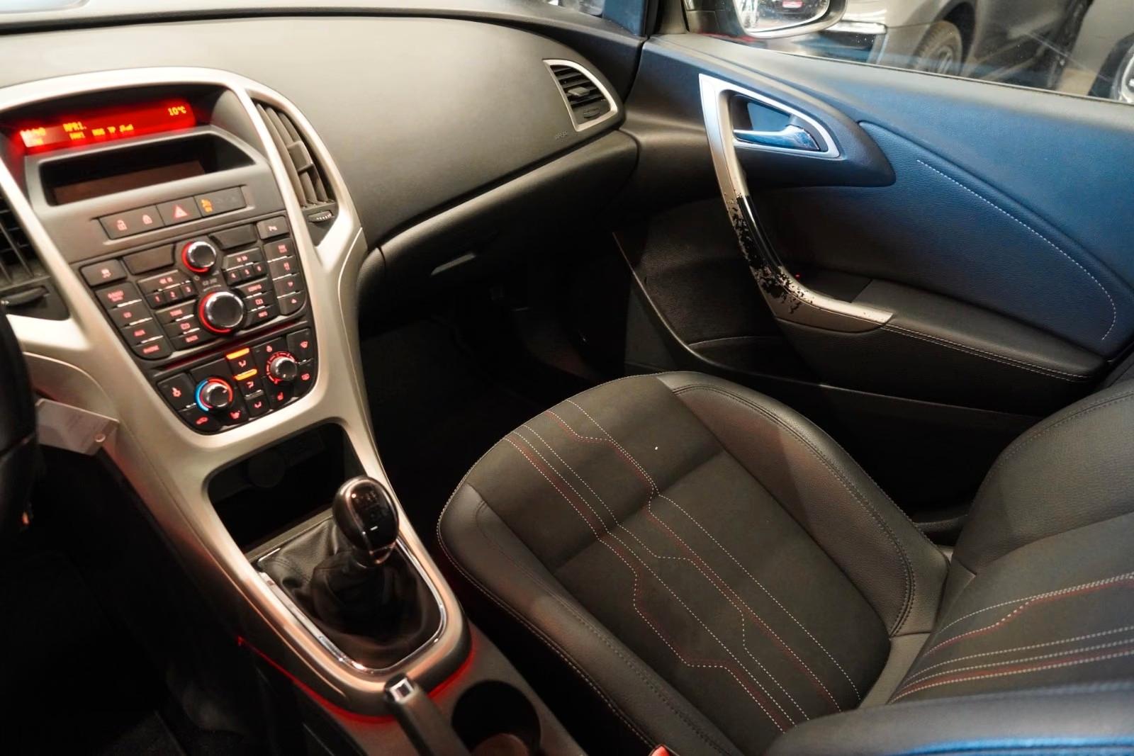 Opel Astra 2012 — photo 20