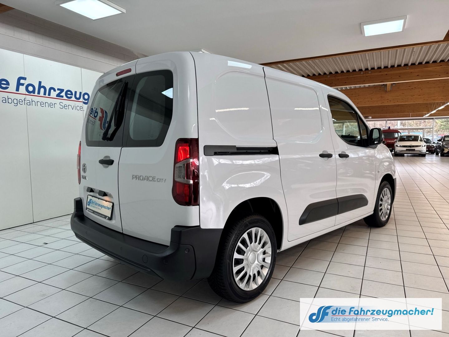 Fahrzeugabbildung Toyota Proace City L1 Meister Navi Apple CarPlay Androi