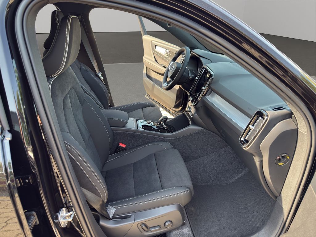 Fahrzeugabbildung Volvo XC40 B4 B DKG Ultra Black Edition+SOFORT