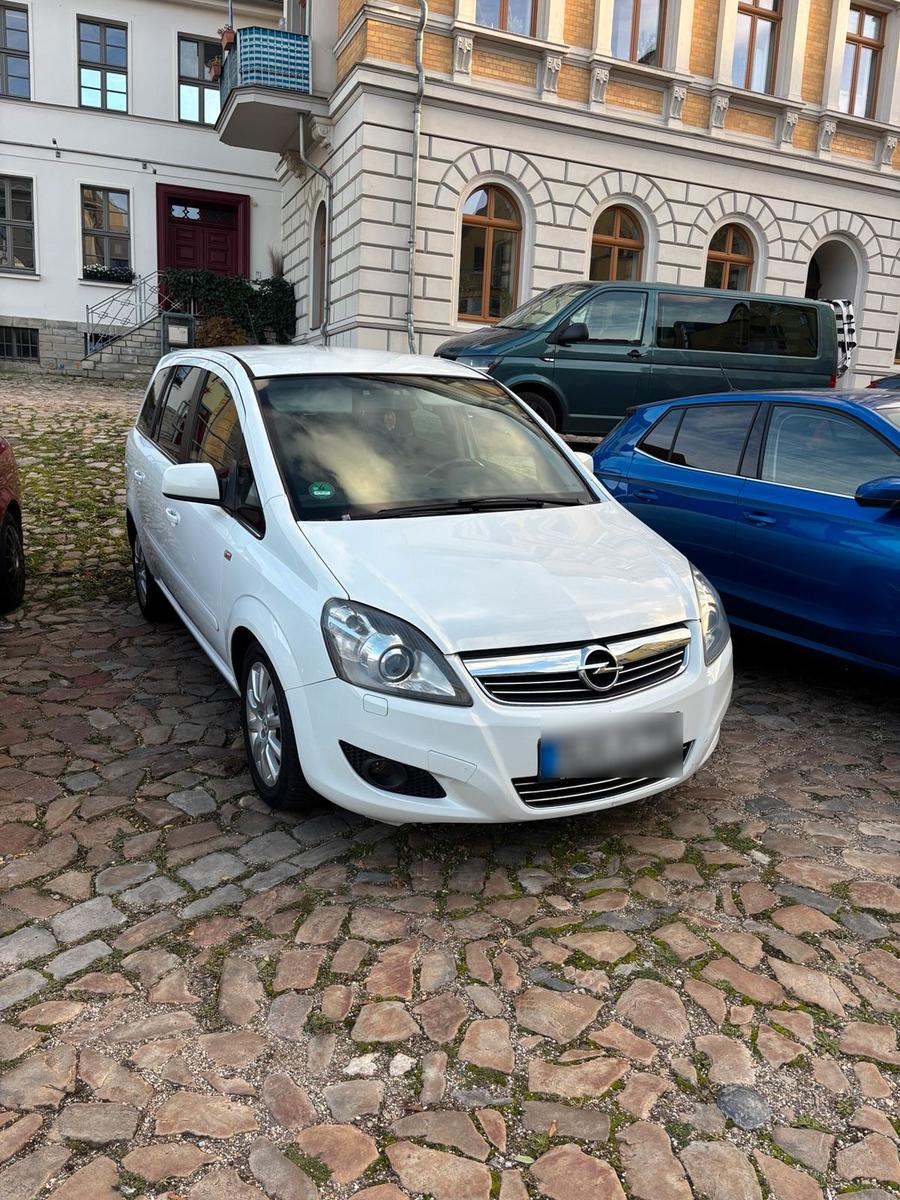 Opel Zafira 2011 — rear view