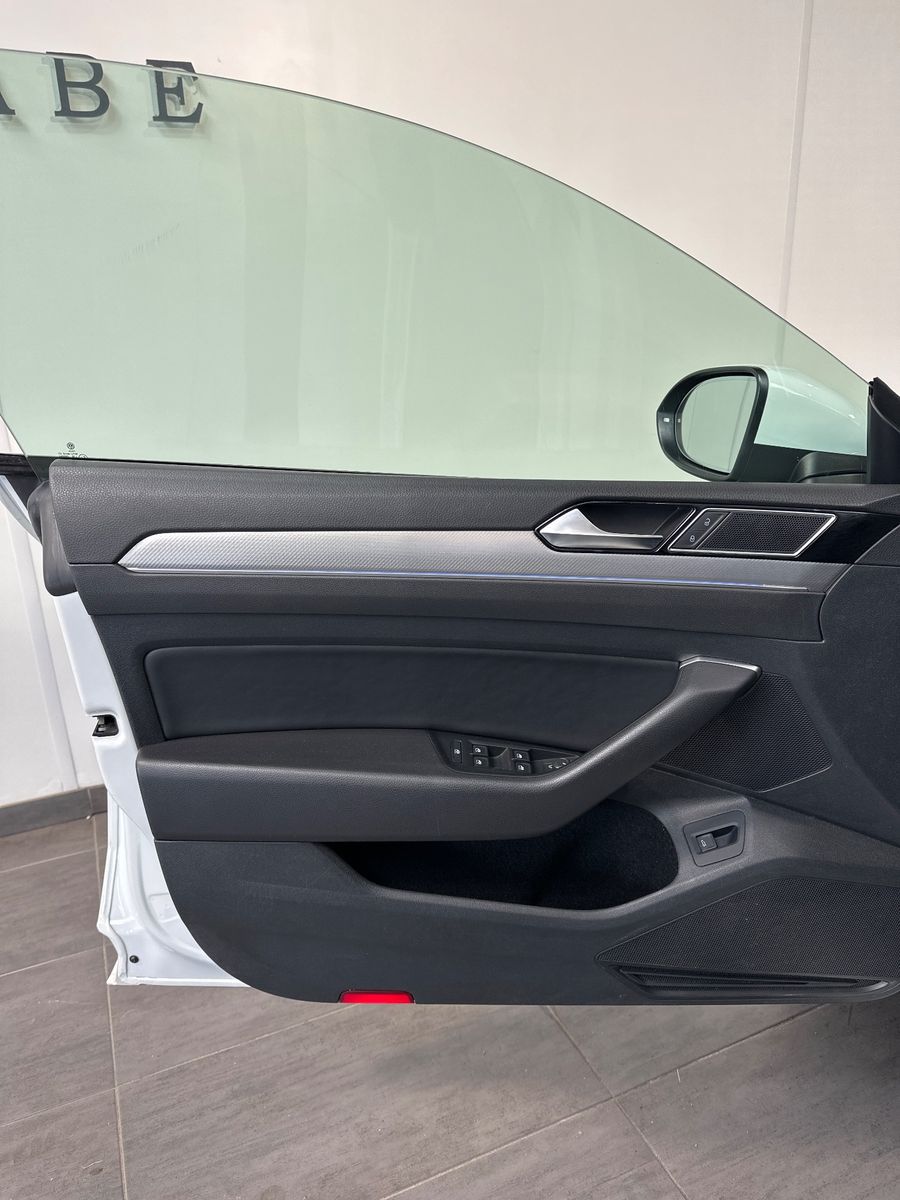 Fahrzeugabbildung Volkswagen Arteon 2.0 TSI DSG R-Line NAV+LED+PANO+360°+ACC