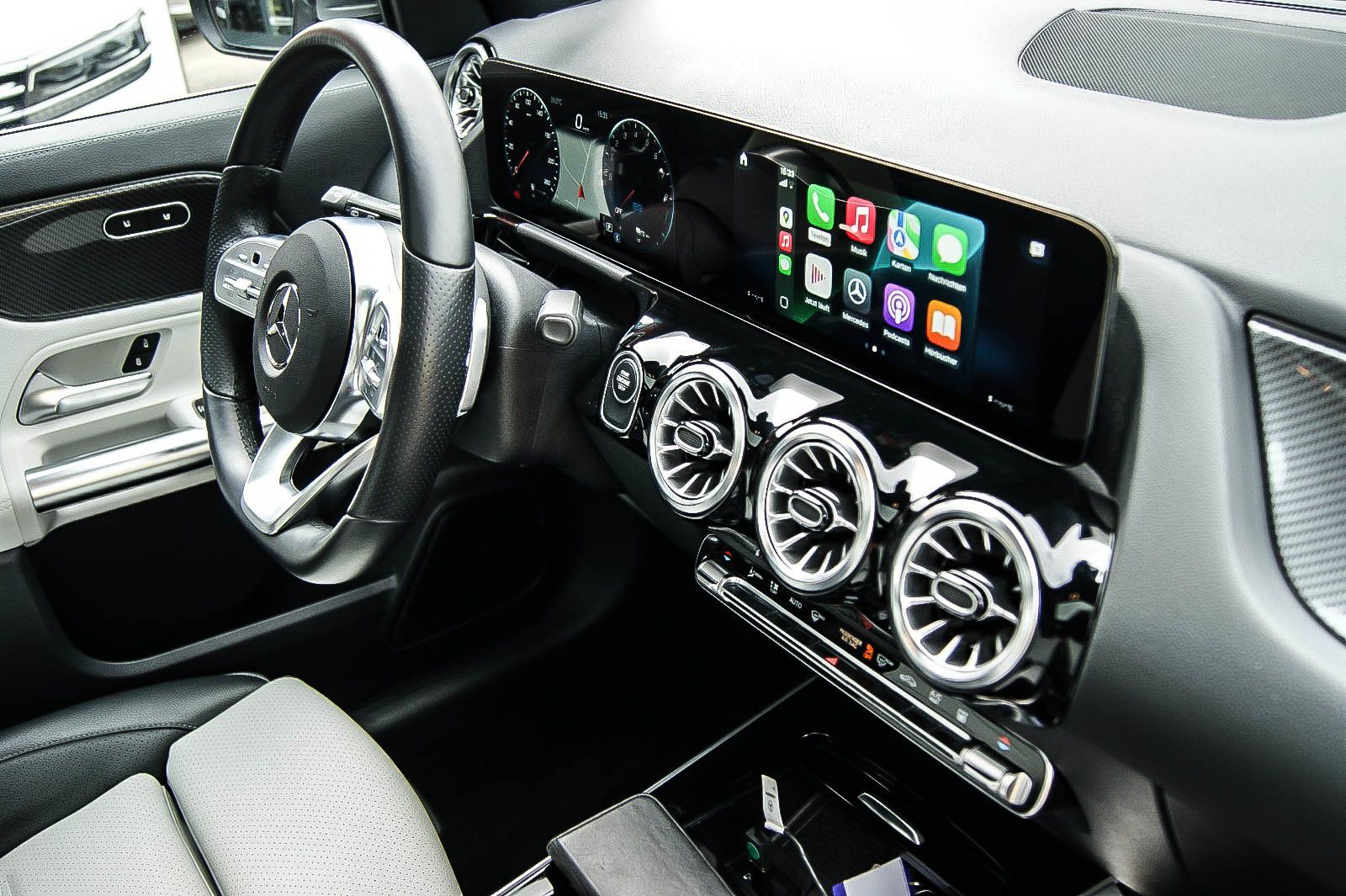 Fahrzeugabbildung Mercedes-Benz GLA 250 e AMG MBUX PANORAMA LEDER ANHZV