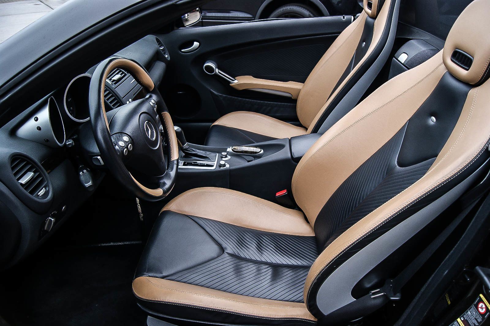 Fahrzeugabbildung Mercedes-Benz SLK 200 K Aut. DESIGNO LEDER XENON NAVI AIRSCARF