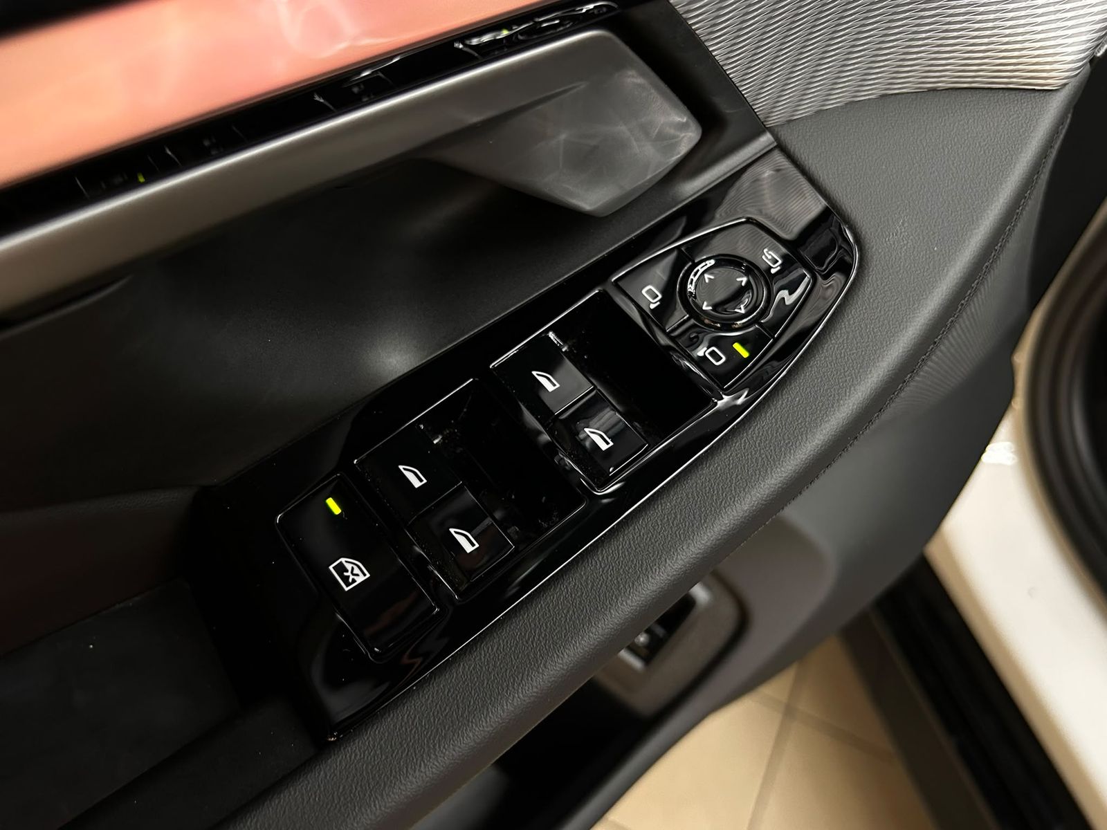 Fahrzeugabbildung BMW 520 T Sport Aut M PAKET+SCHADO+HEAD+H&K+360+AHK+