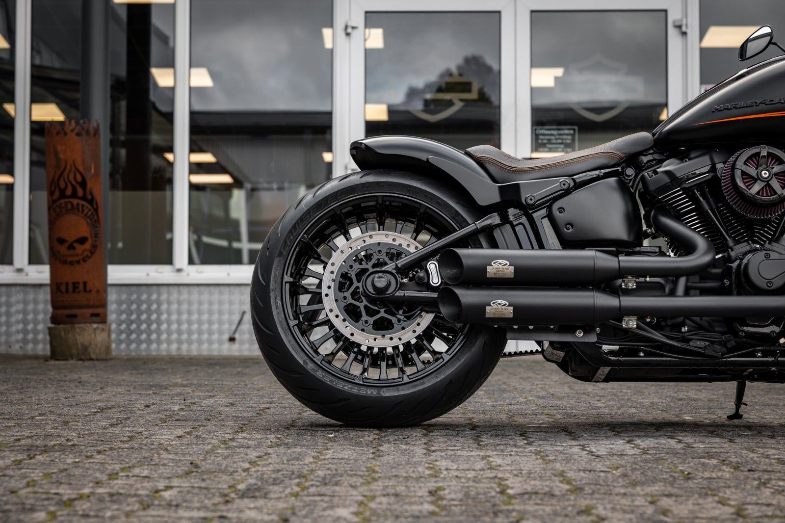 Fahrzeugabbildung Harley-Davidson Breakout DARKSIDE FXBR 117 MY25 -H-D Kiel Custom