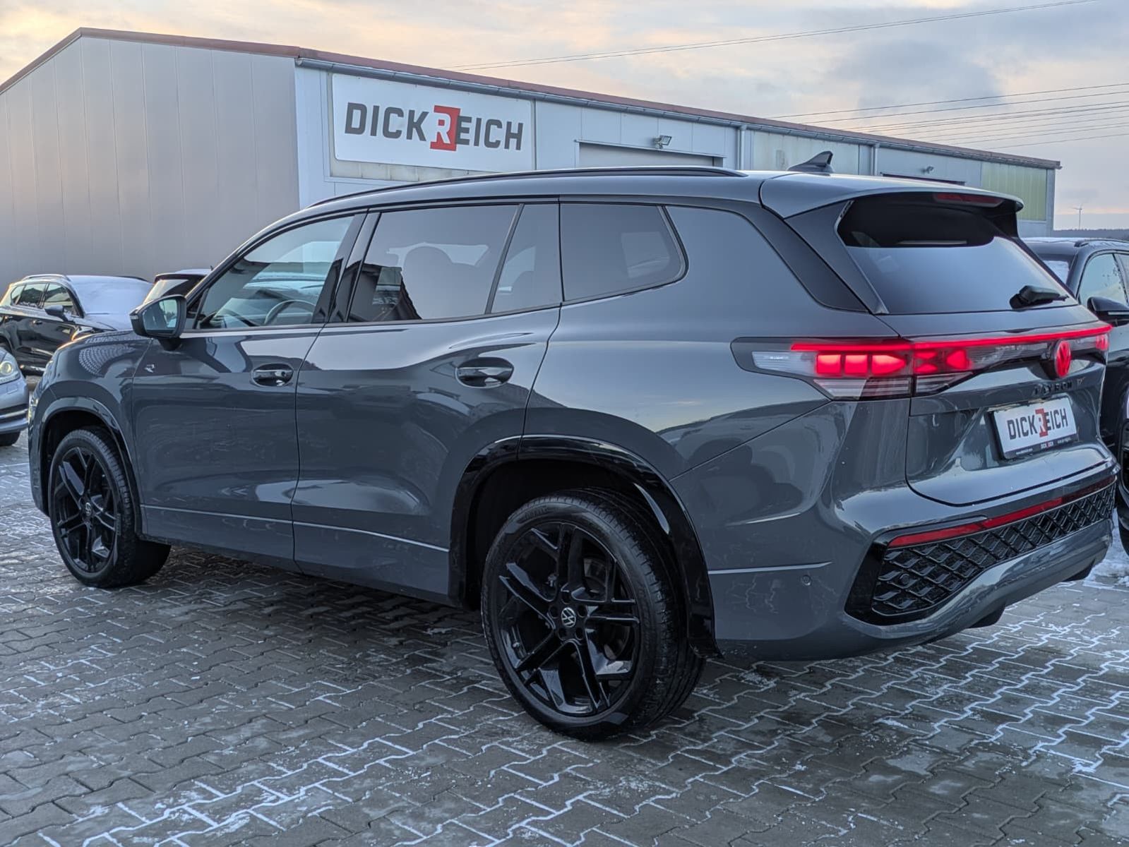 Fahrzeugabbildung Volkswagen Tayron 2.0 TDI 4M R-Line BLACK*7S*IQ-L.*PANO*HUD