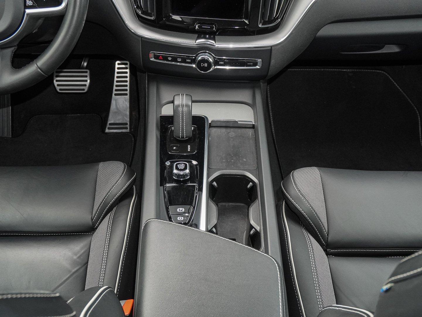 Volvo XC60 B4 B R-Design STANDHZG PANO AHK 360° H&K LE