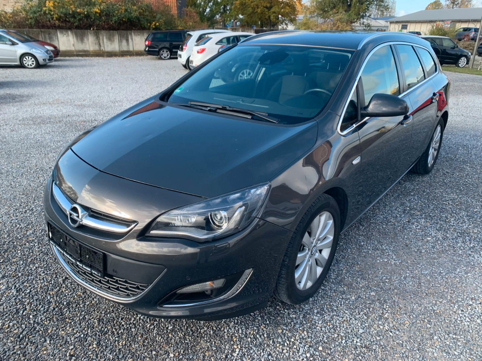 Opel Astra 2013 — rear view