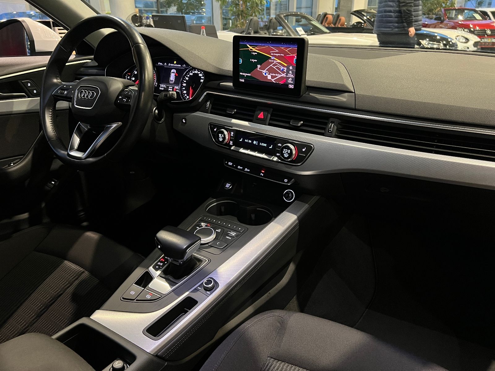 Fahrzeugabbildung Audi A4 Avant 40 TFSI design PANO LED NAV SHZ 19"